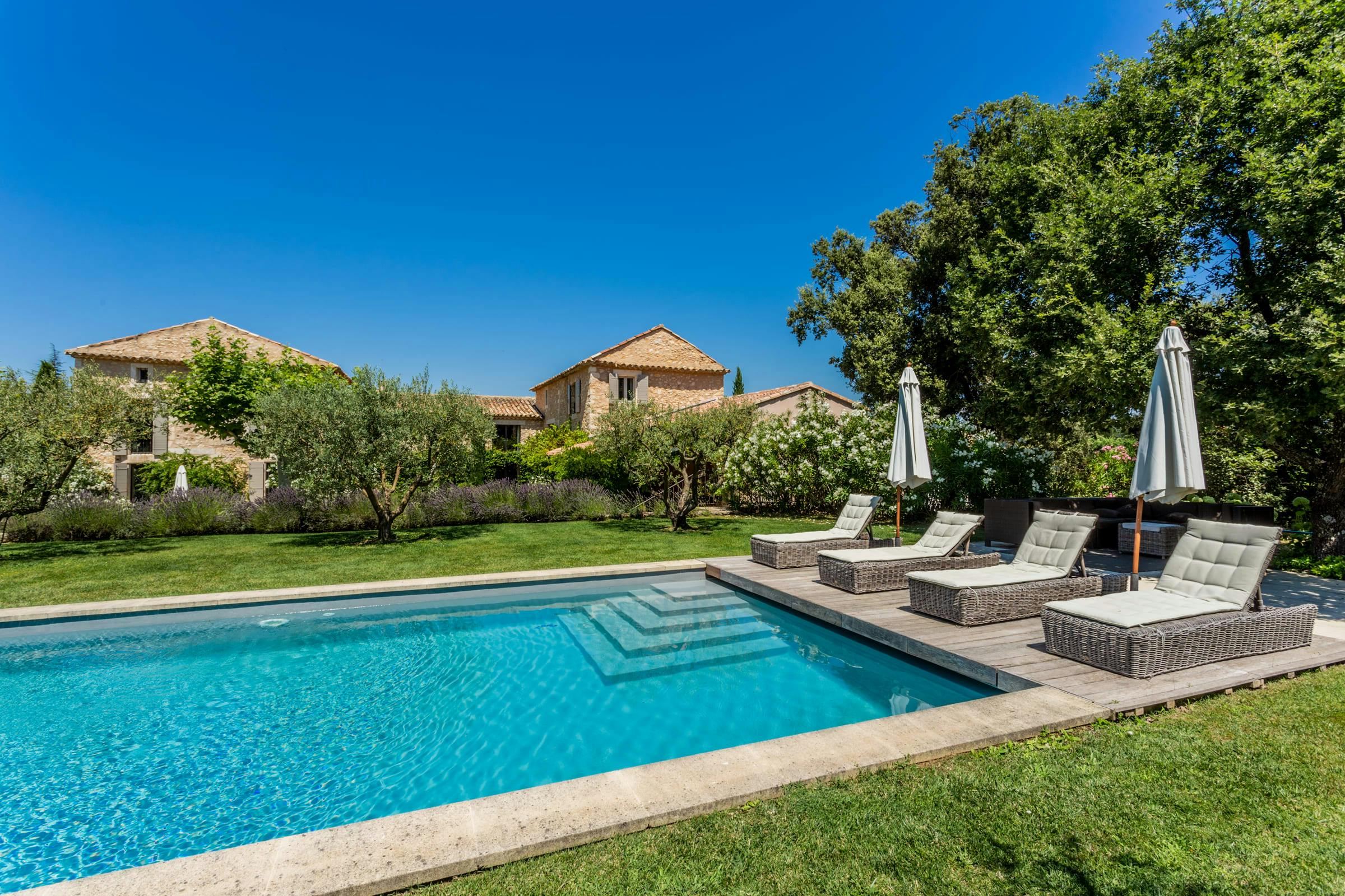 Château Ventoux Vaucluse: Luxury 7-Bedroom Villa with Pool and Gardens, Vaucluse
