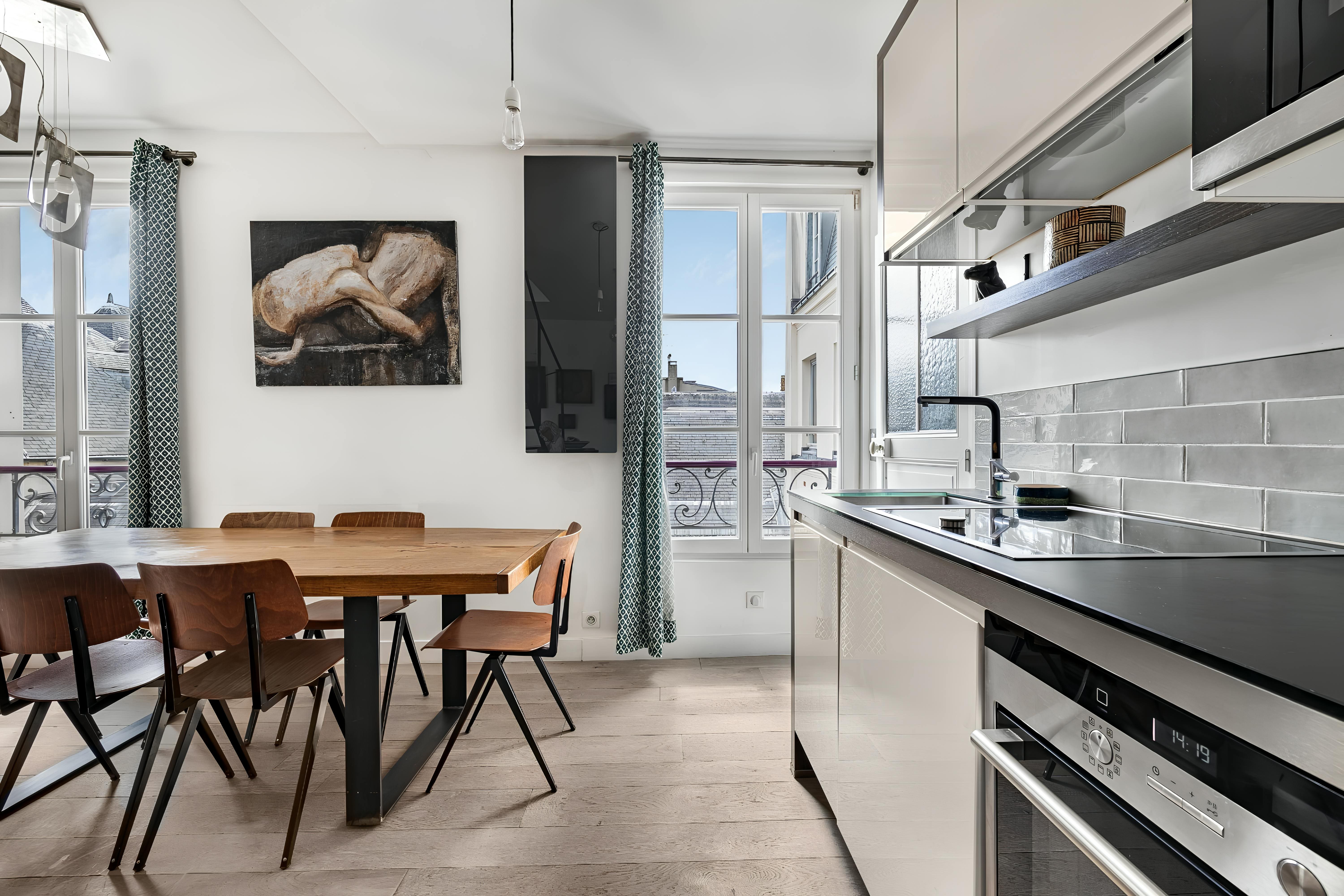 Château Vosges Marais Le Marais: Luxury 2-Bedroom Apartment with Family-Friendly Features, Le Marais