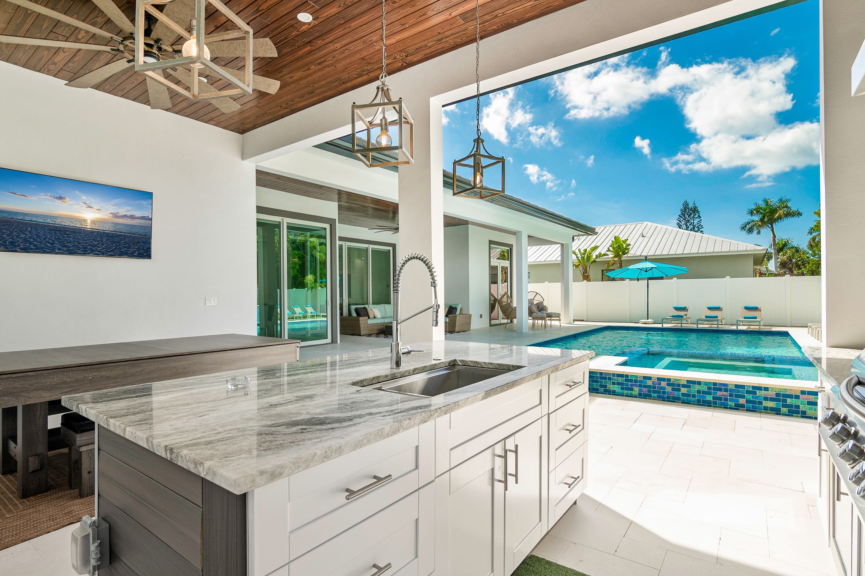 Coral Bay Manor: Luxury 4-Bedroom House Rental with Pool and Hot Tub, Fort Lauderdale
