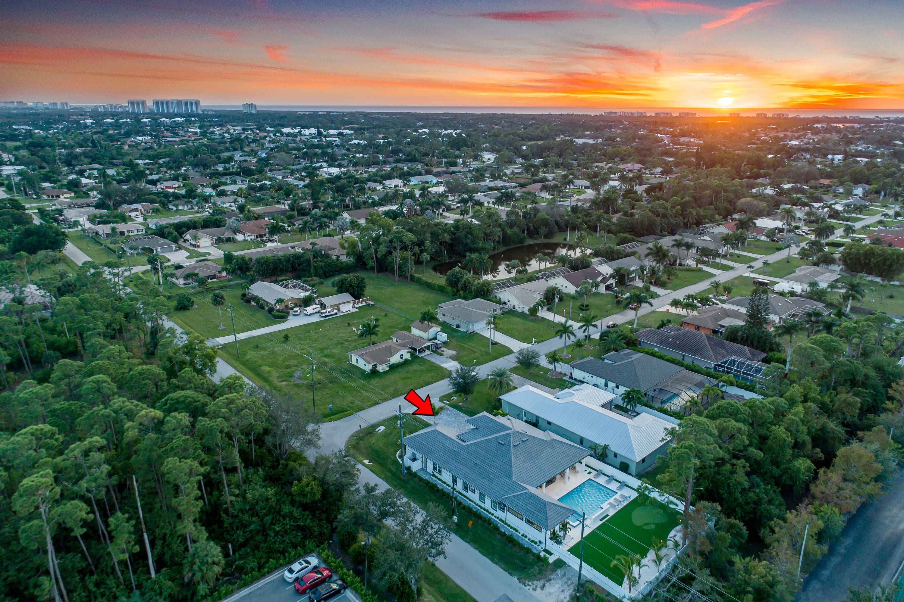 Coral Bay Manor: Luxury 4-Bedroom House Rental with Pool and Hot Tub, Fort Lauderdale