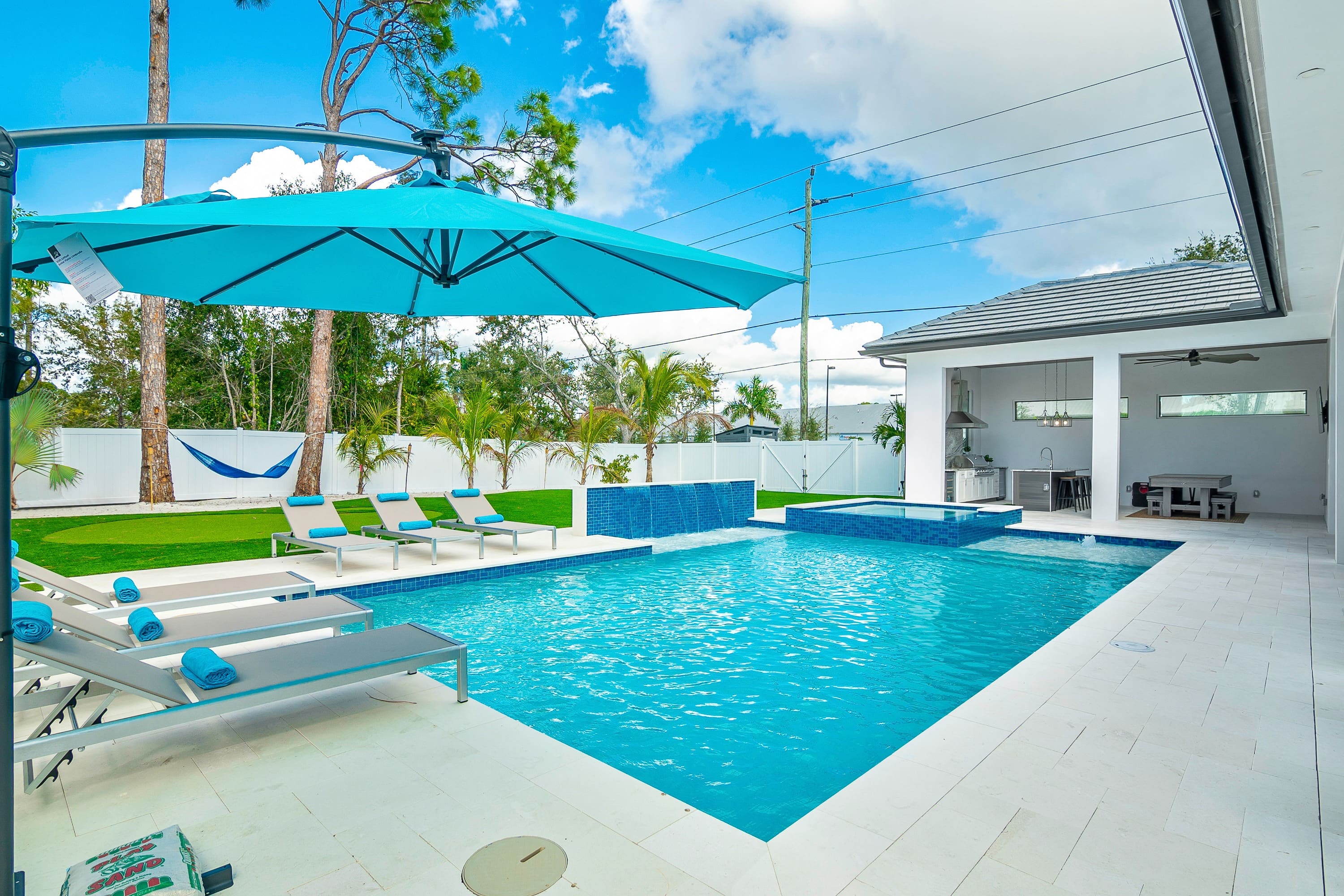 Coral Bay Manor: Luxury 4-Bedroom House Rental with Pool and Hot Tub, Fort Lauderdale