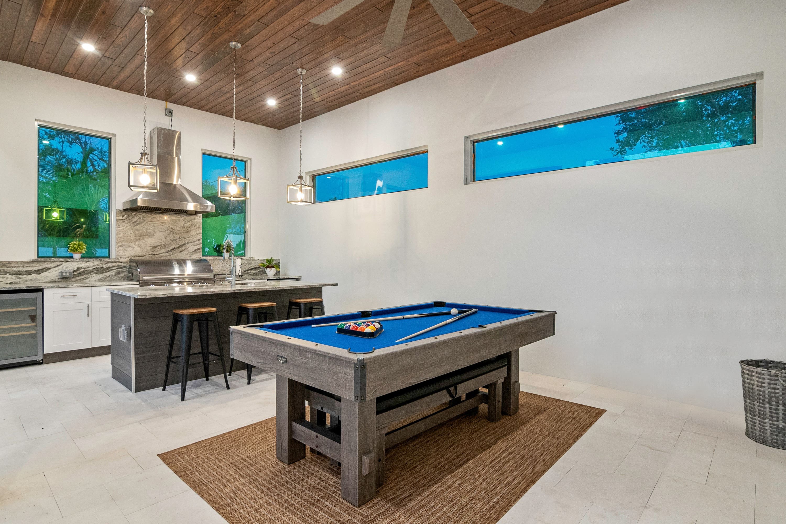 Coral Bay Manor: Luxury 4-Bedroom House Rental with Pool and Hot Tub, Fort Lauderdale