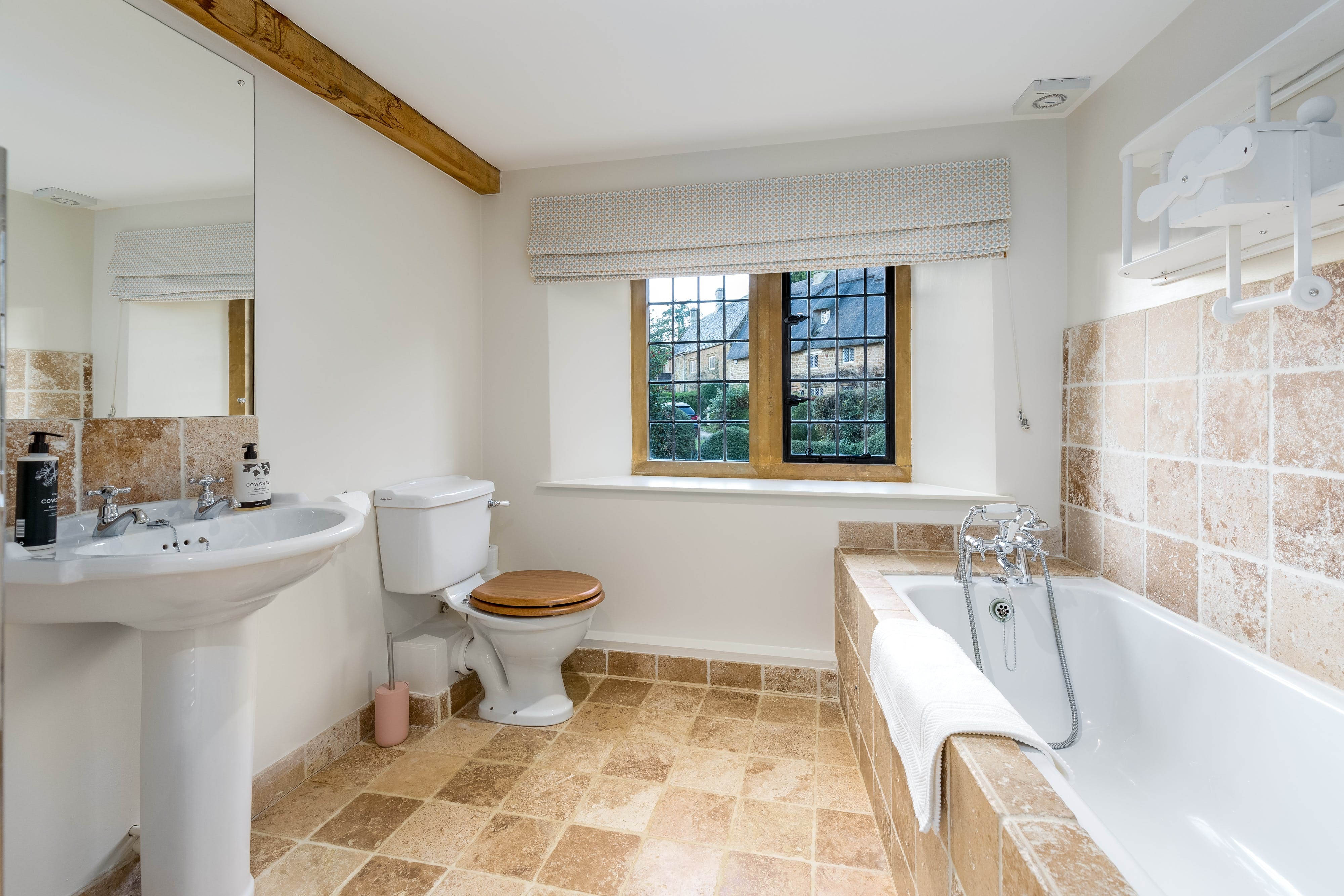 Corte del Cielo: Luxury 3-Bedroom Apartment with Countryside Charm, Chipping Norton