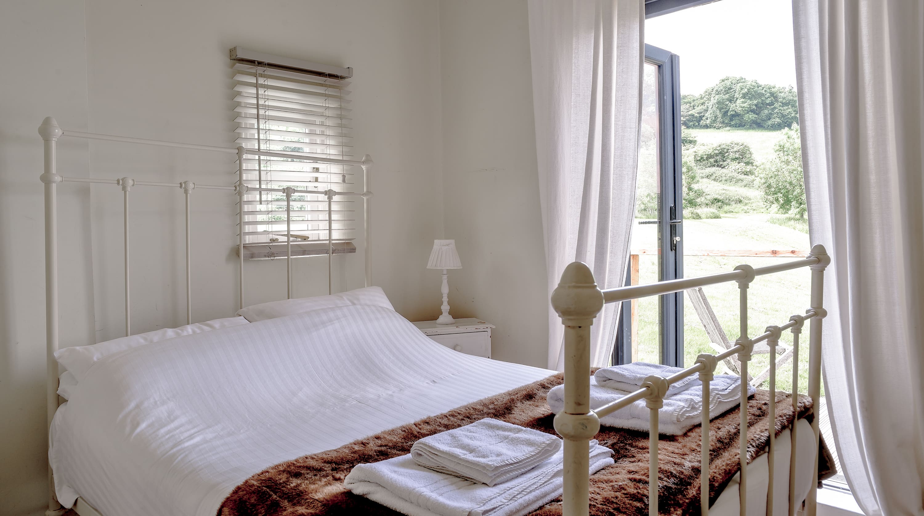 Cotswold Manor Retreat: Luxury Cottage Rental Winchcombe Estate: 8-Bedroom Cotswolds Retreat with 90 Acres