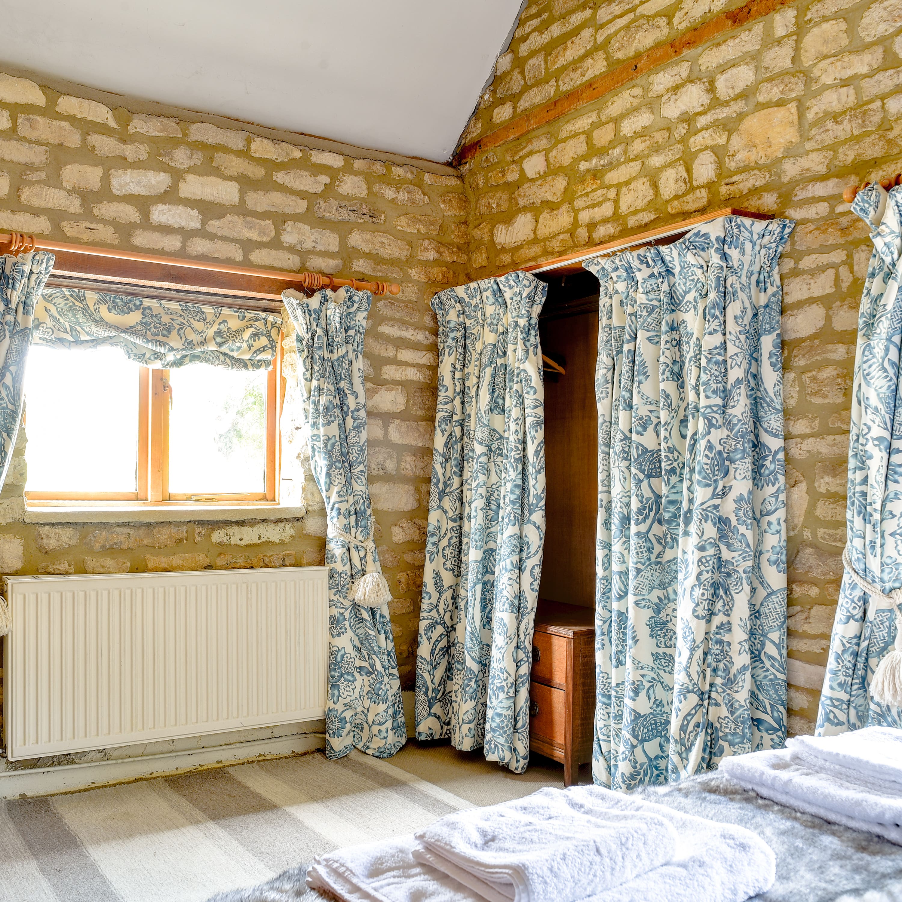 Cotswold Manor Retreat: Luxury Cottage Rental Winchcombe Estate: 8-Bedroom Cotswolds Retreat with 90 Acres