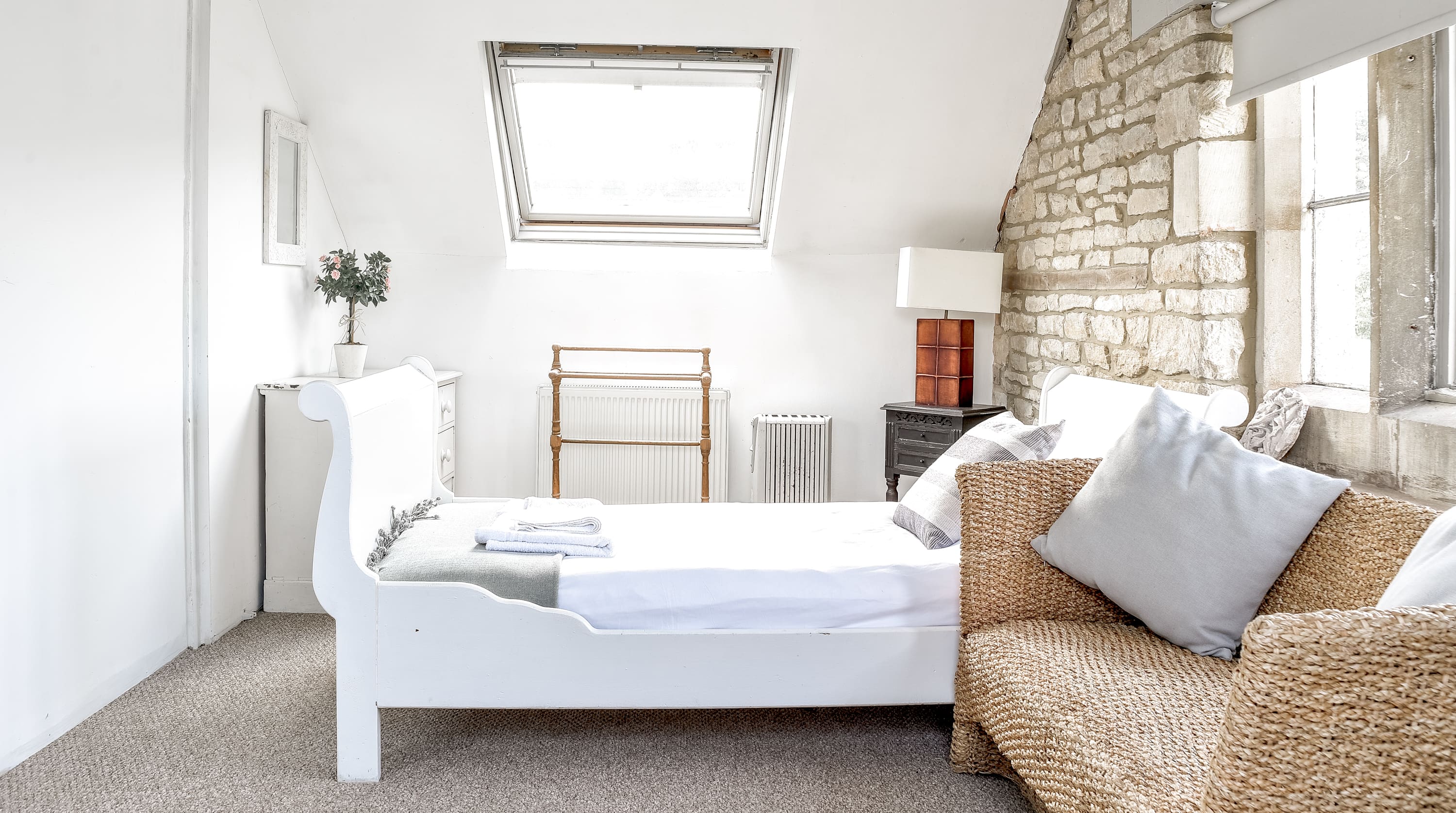 Cotswold Manor Retreat: Luxury Cottage Rental Winchcombe Estate: 8-Bedroom Cotswolds Retreat with 90 Acres