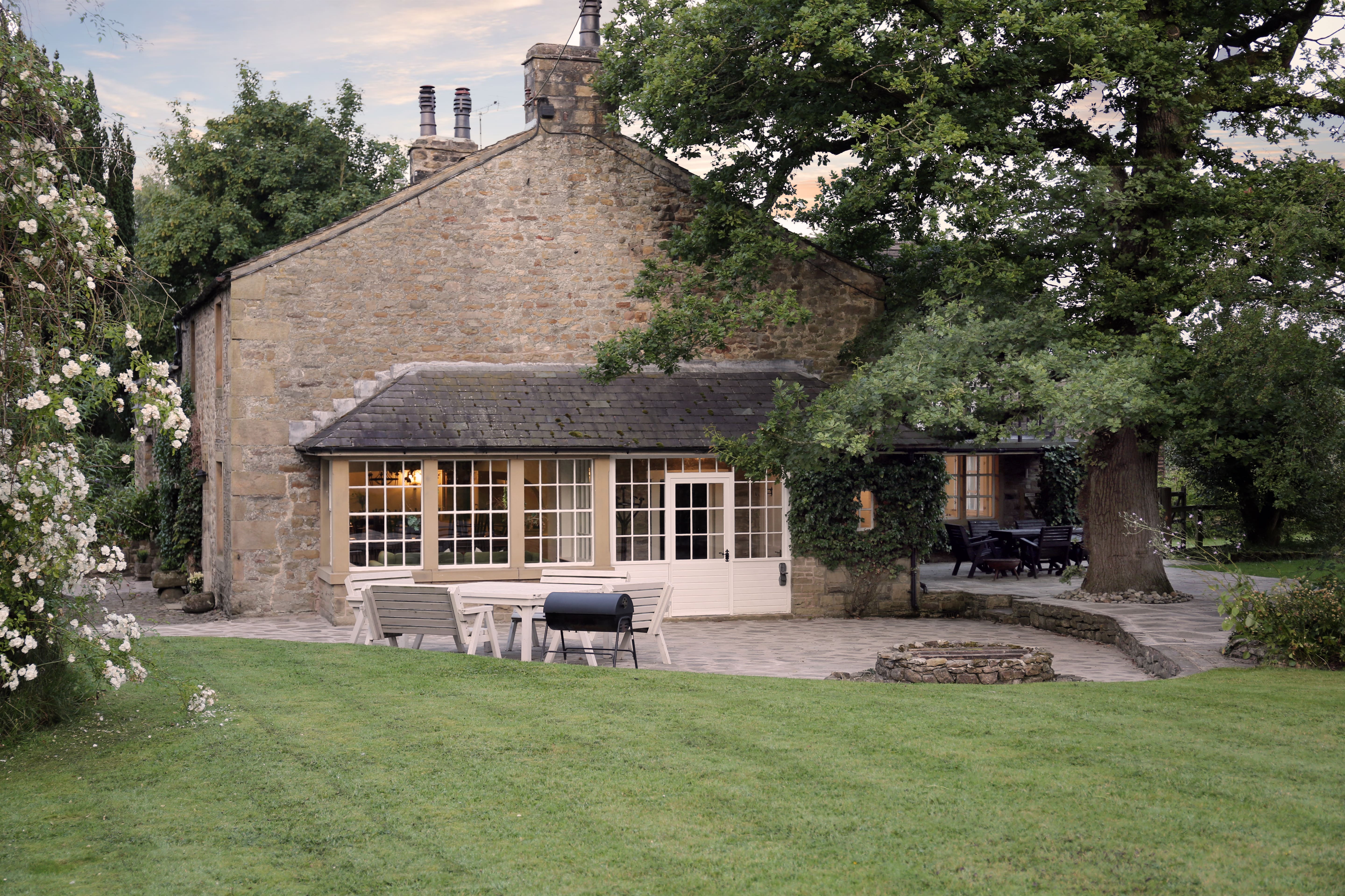 Cottage at Pendle Hill: Spacious 6-Bedroom House with Scenic Countryside Views, Clitheroe