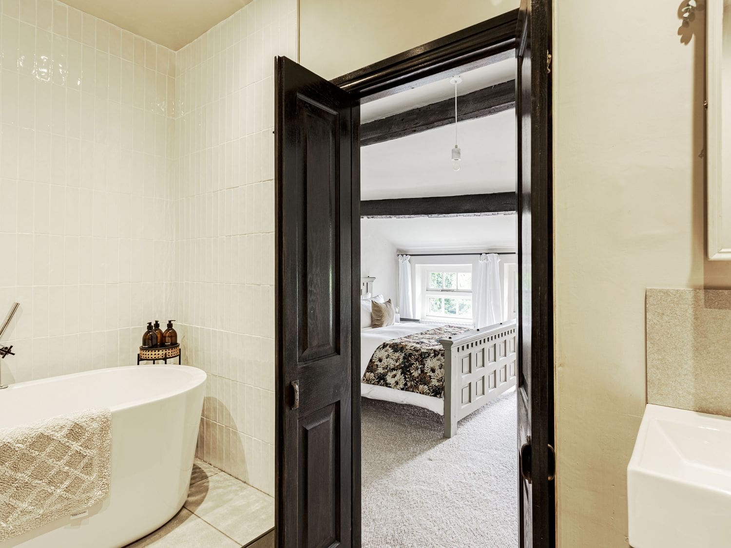 Cottage at Pendle Hill: Spacious 6-Bedroom House with Scenic Countryside Views, Clitheroe