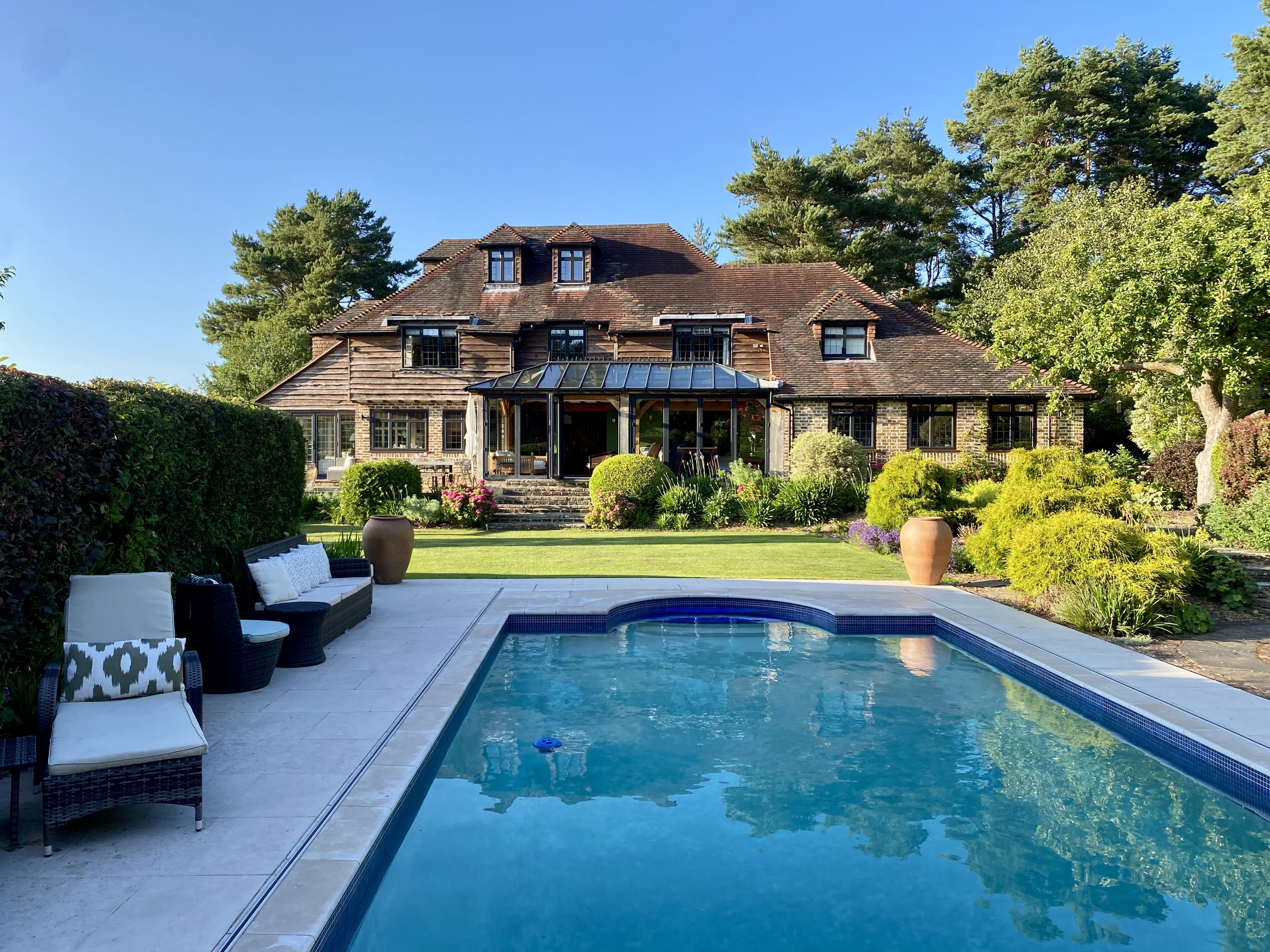 Cottage de Ashdown: Stunning 6-Bedroom Luxury Apartment with Pool in Royal Tunbridge Wells