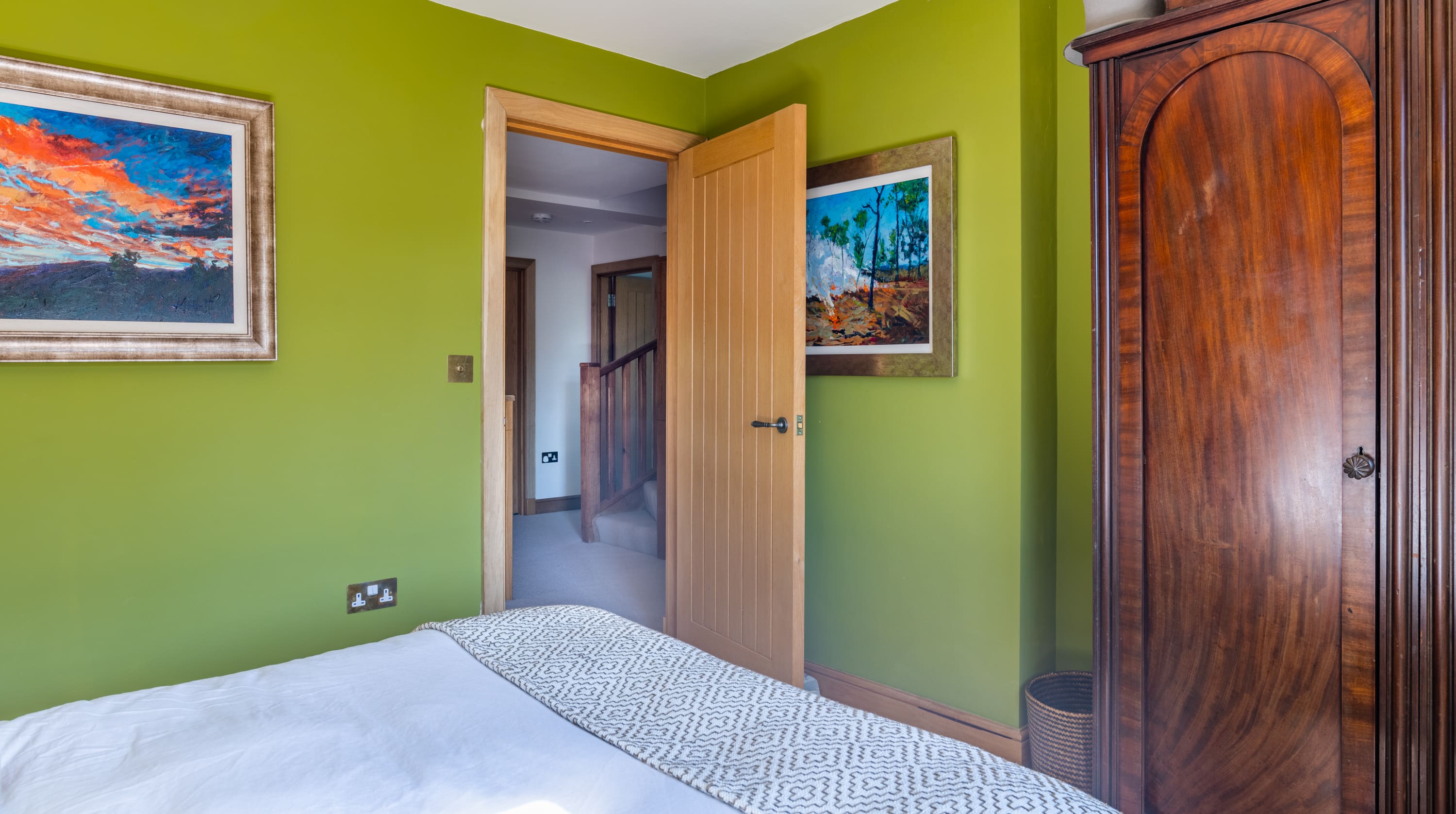 Cottage de Ashdown: Stunning 6-Bedroom Luxury Apartment with Pool in Royal Tunbridge Wells