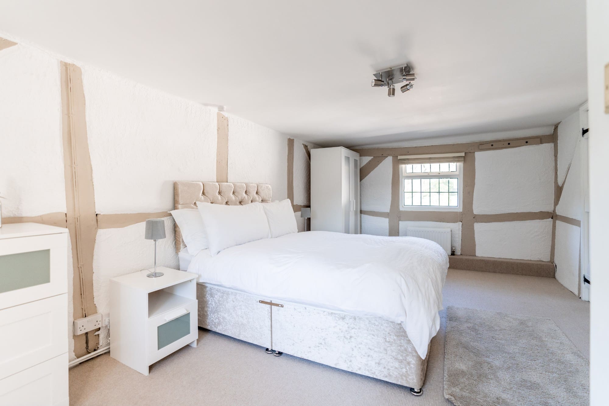 Cottage de la Forêt: Luxury 6-Bedroom Cottage with Hot Tub and Tennis Court, The New Forest