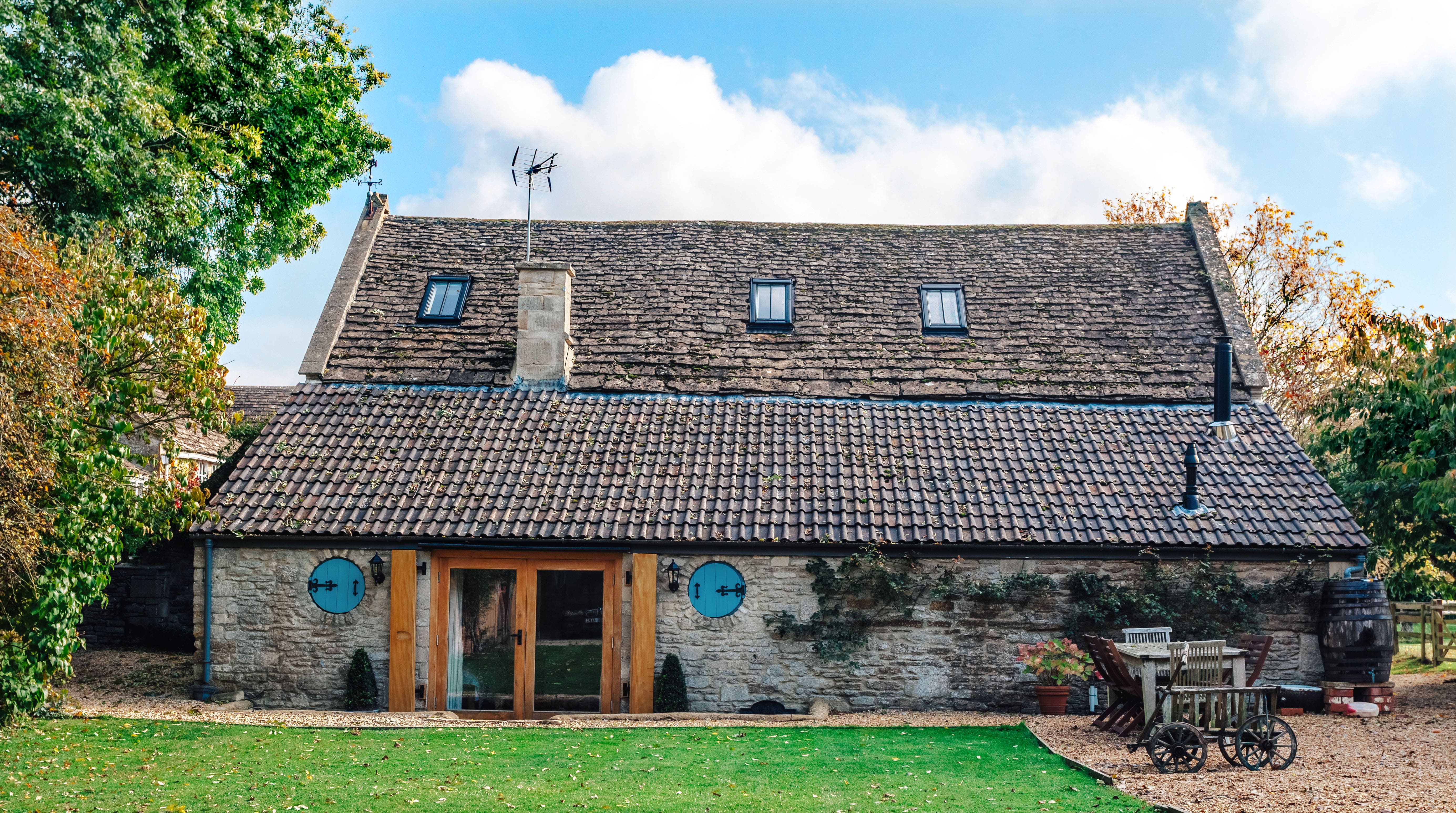 Cottage Gossway Wiltshire: Luxury 3-Bedroom Cottage with Pool and Tennis Court, Wiltshire