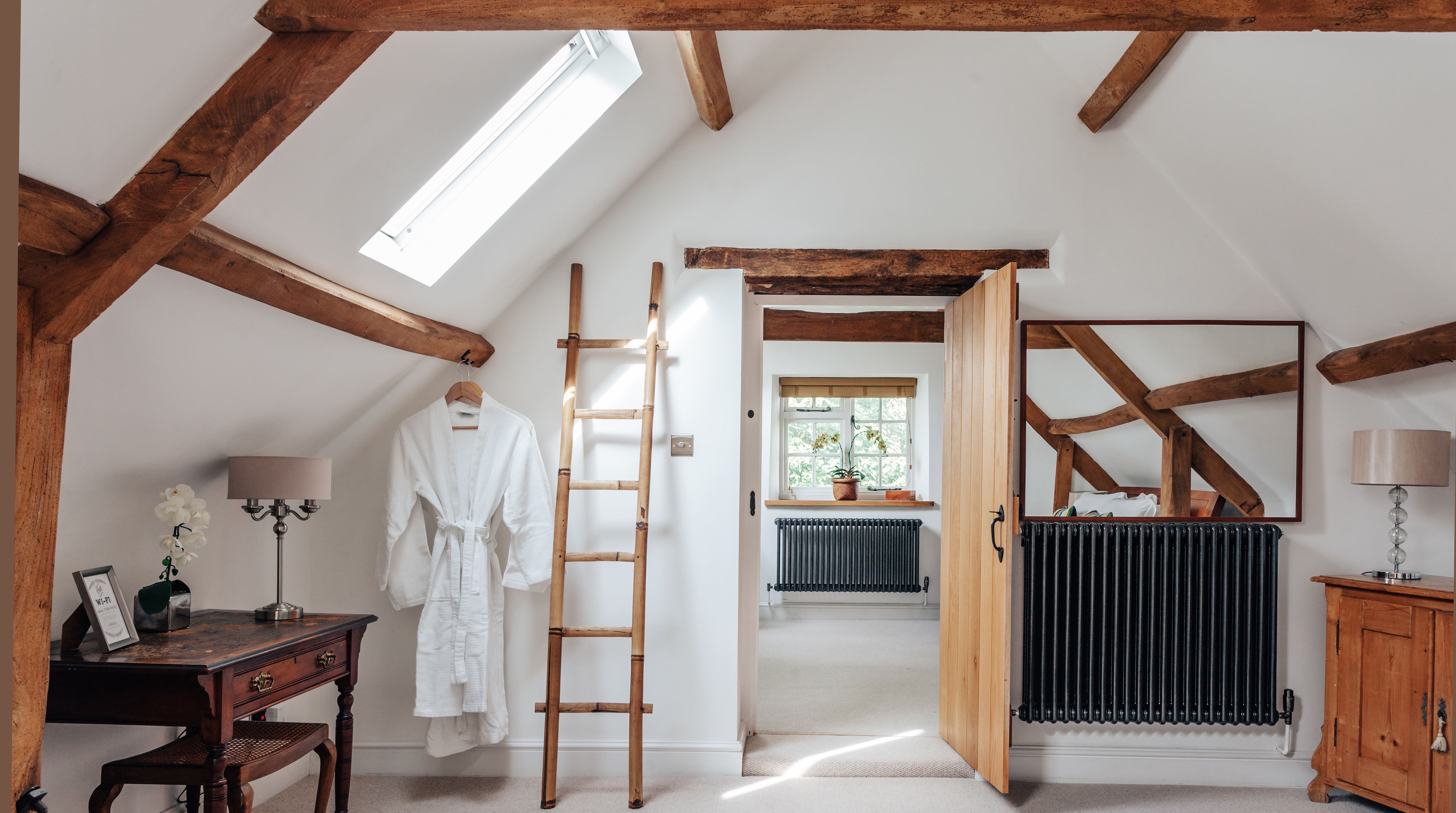 Cottage Gossway Wiltshire: Luxury 3-Bedroom Cottage with Pool and Tennis Court, Wiltshire