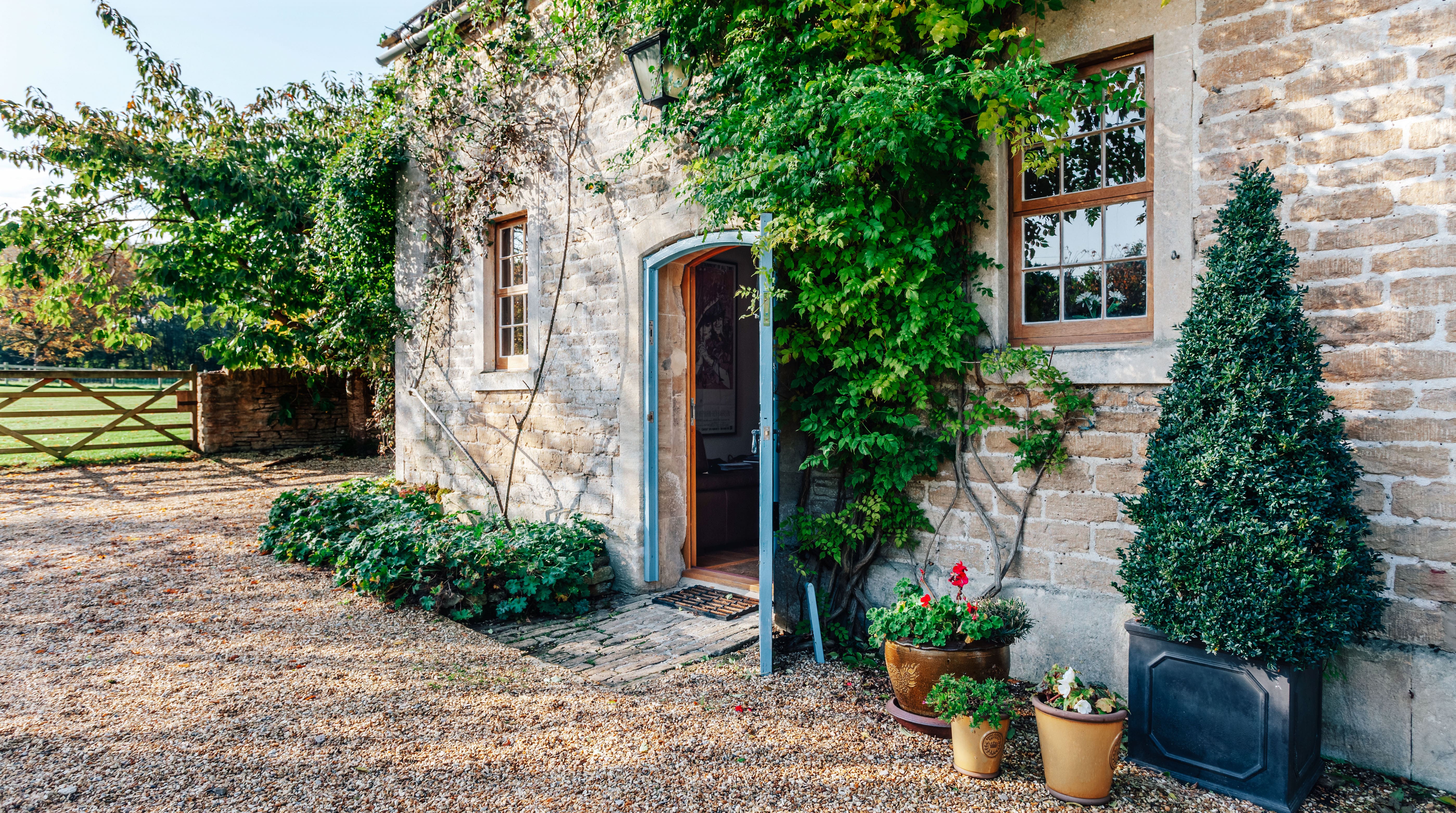 Cottage Gossway Wiltshire: Luxury 3-Bedroom Cottage with Pool and Tennis Court, Wiltshire
