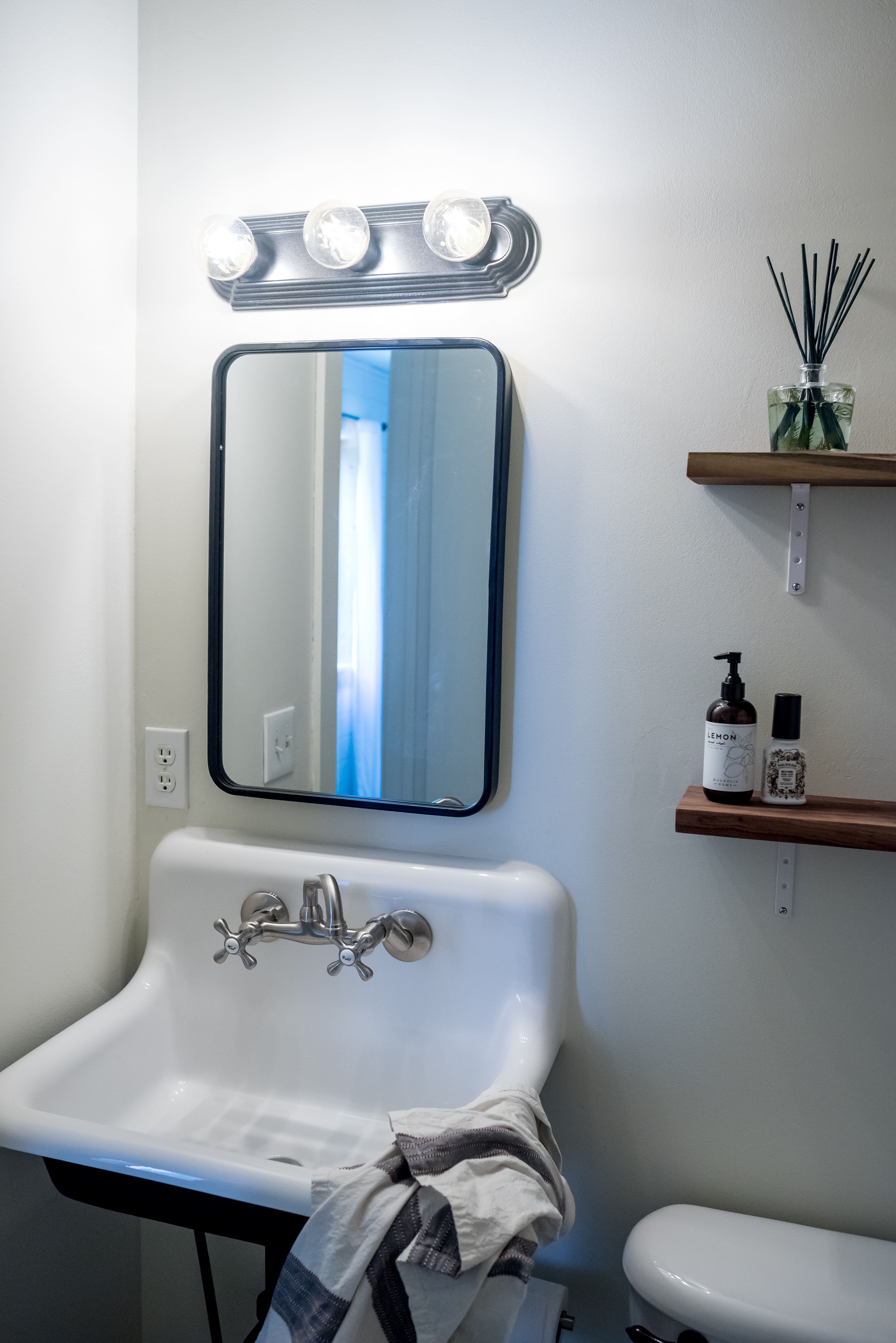 Cottage La Plata: Charming 3-Bedroom Cottage Rental with Hot Tub, Lake County