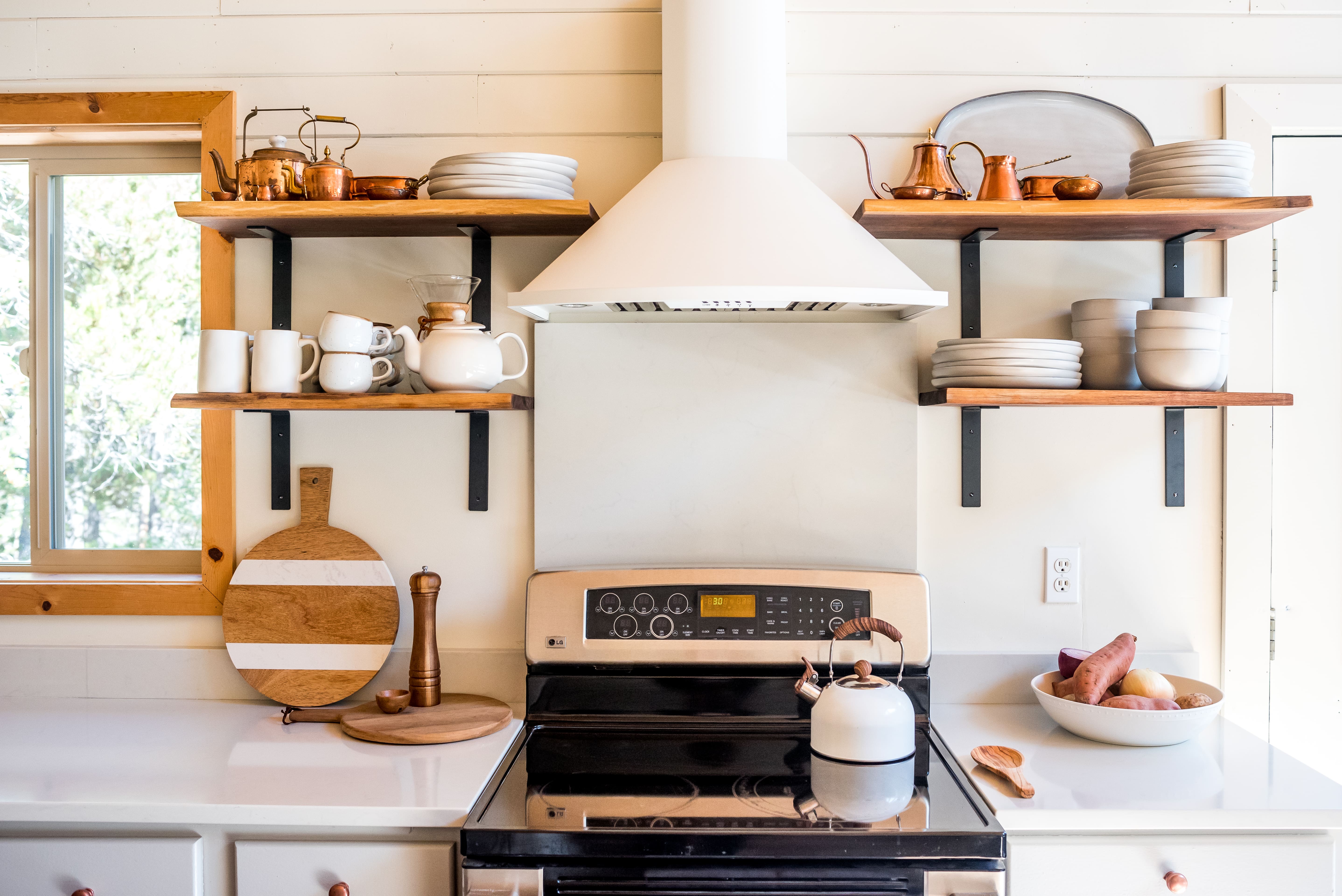 Cottage La Plata: Charming 3-Bedroom Cottage Rental with Hot Tub, Lake County