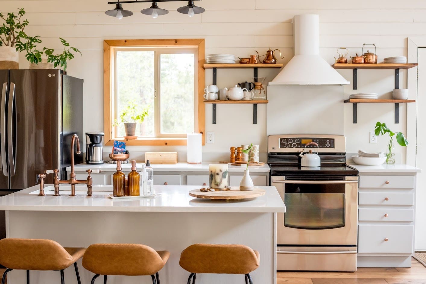 Cottage La Plata: Charming 3-Bedroom Cottage Rental with Hot Tub, Lake County