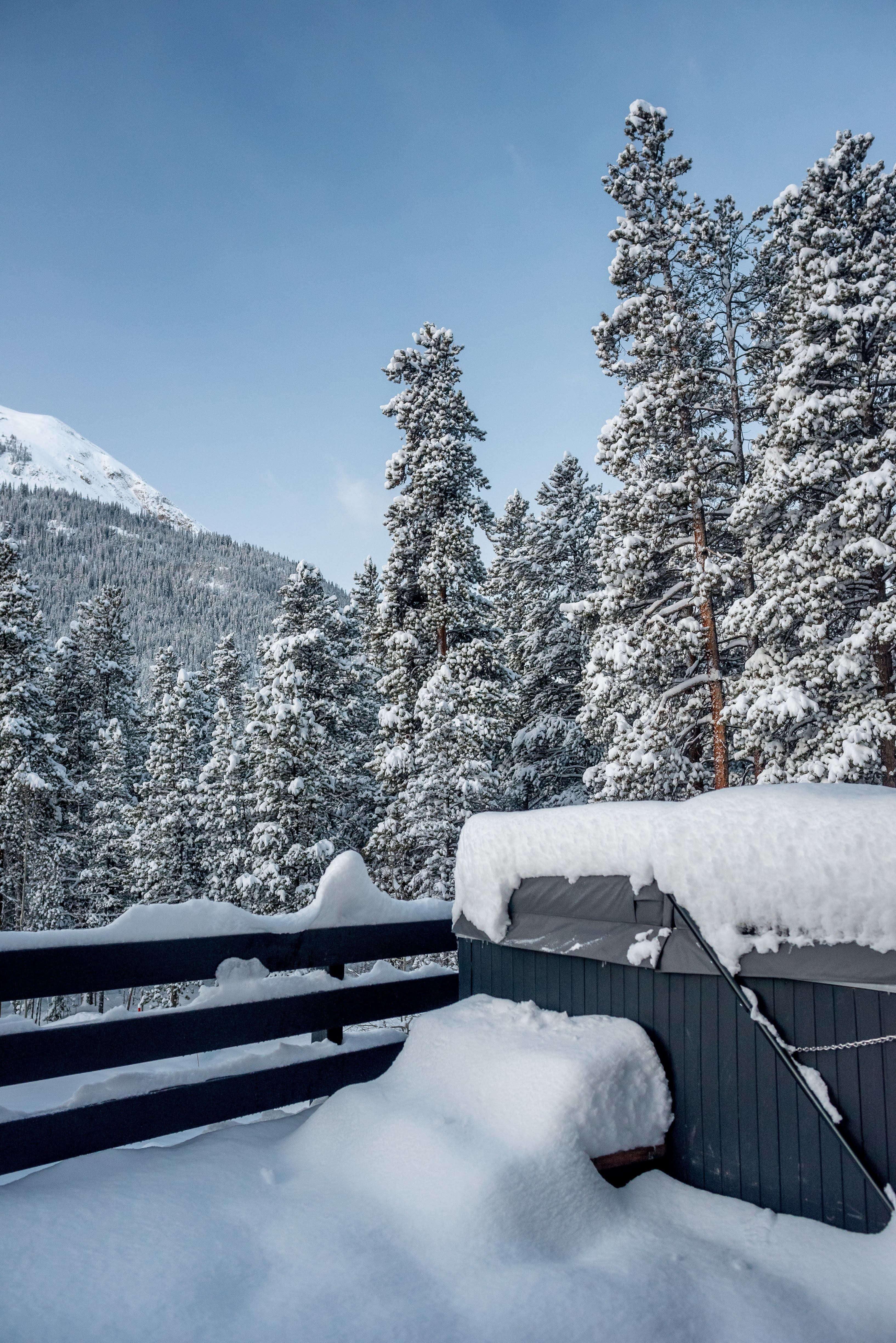 Cottage La Plata: Charming 3-Bedroom Cottage Rental with Hot Tub, Lake County