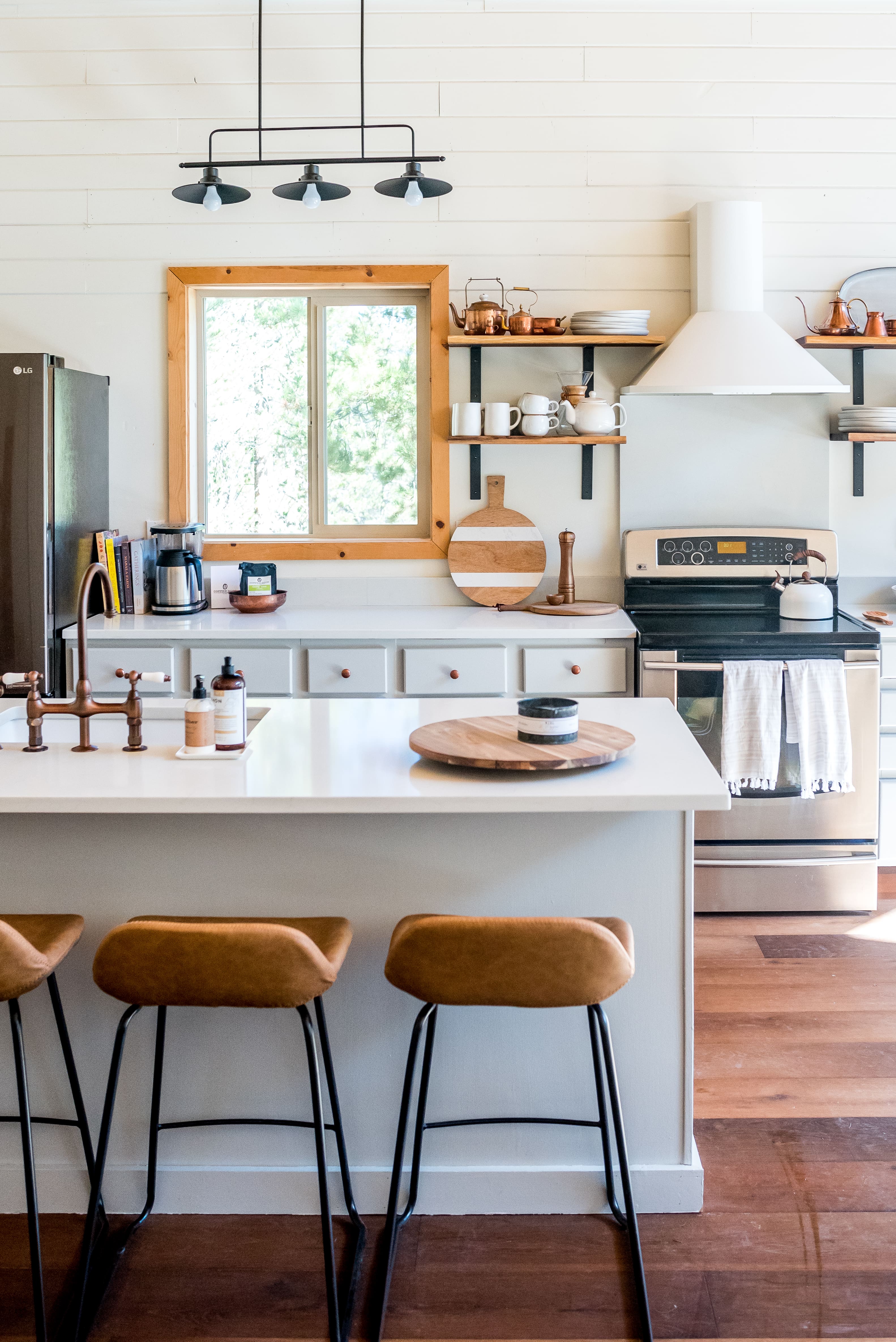 Cottage La Plata: Charming 3-Bedroom Cottage Rental with Hot Tub, Lake County