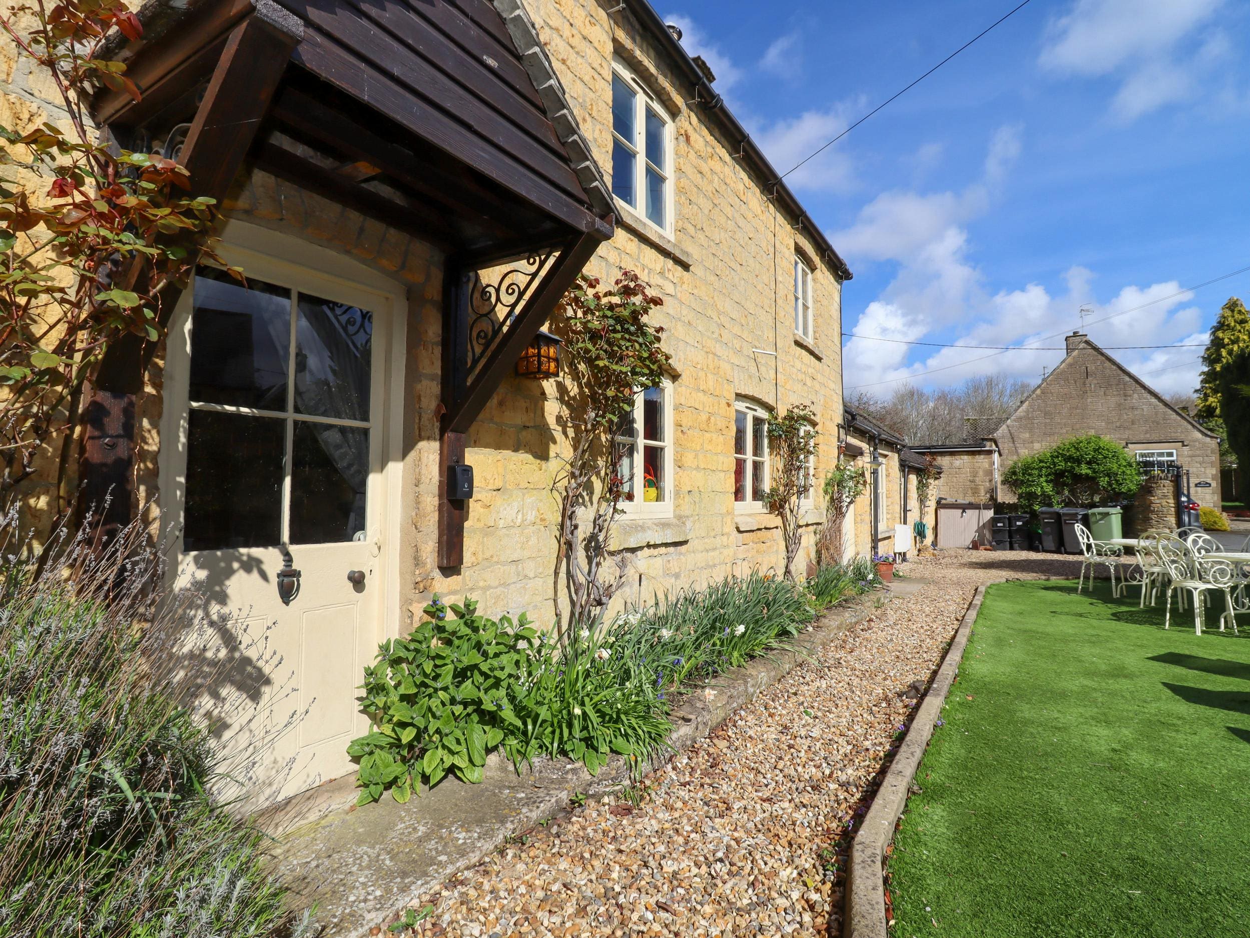 Cottage Nympsfield Bourton-on-the-Water: 5-Bedroom Family-Friendly Holiday Cottage with Garden, Bourton-on-the-Water