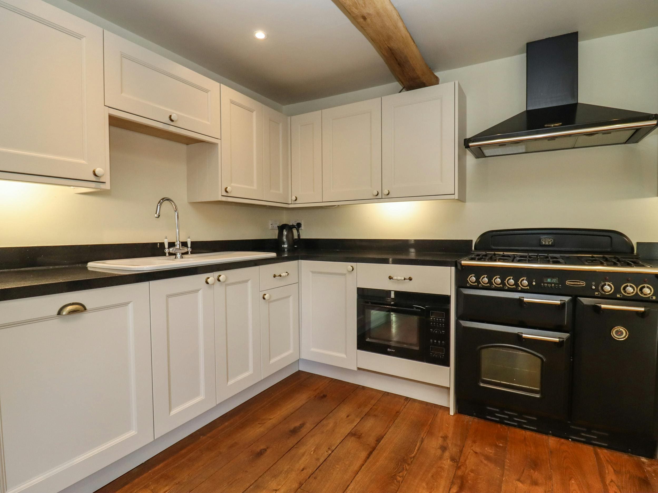 Cottage Nympsfield Bourton-on-the-Water: 5-Bedroom Family-Friendly Holiday Cottage with Garden, Bourton-on-the-Water