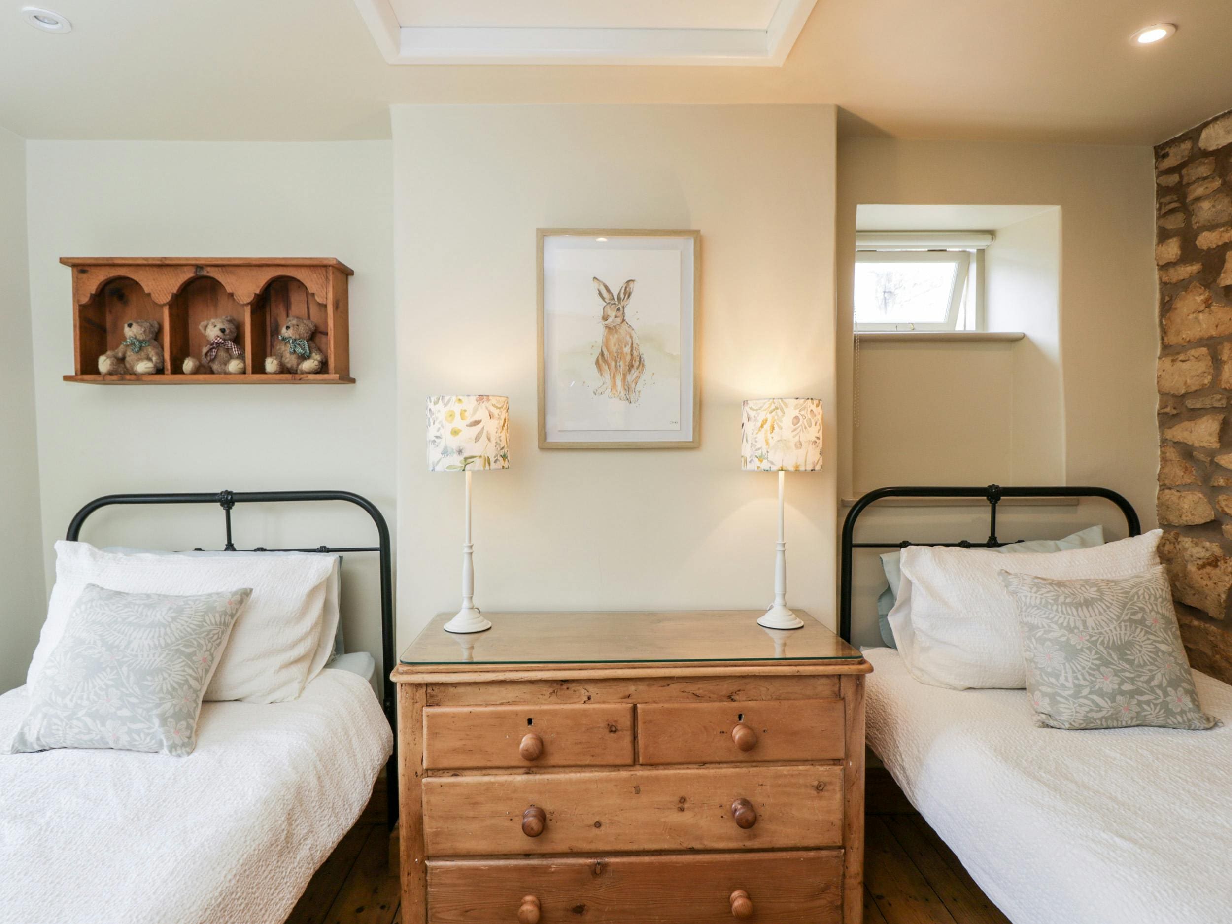 Cottage Nympsfield Bourton-on-the-Water: 5-Bedroom Family-Friendly Holiday Cottage with Garden, Bourton-on-the-Water