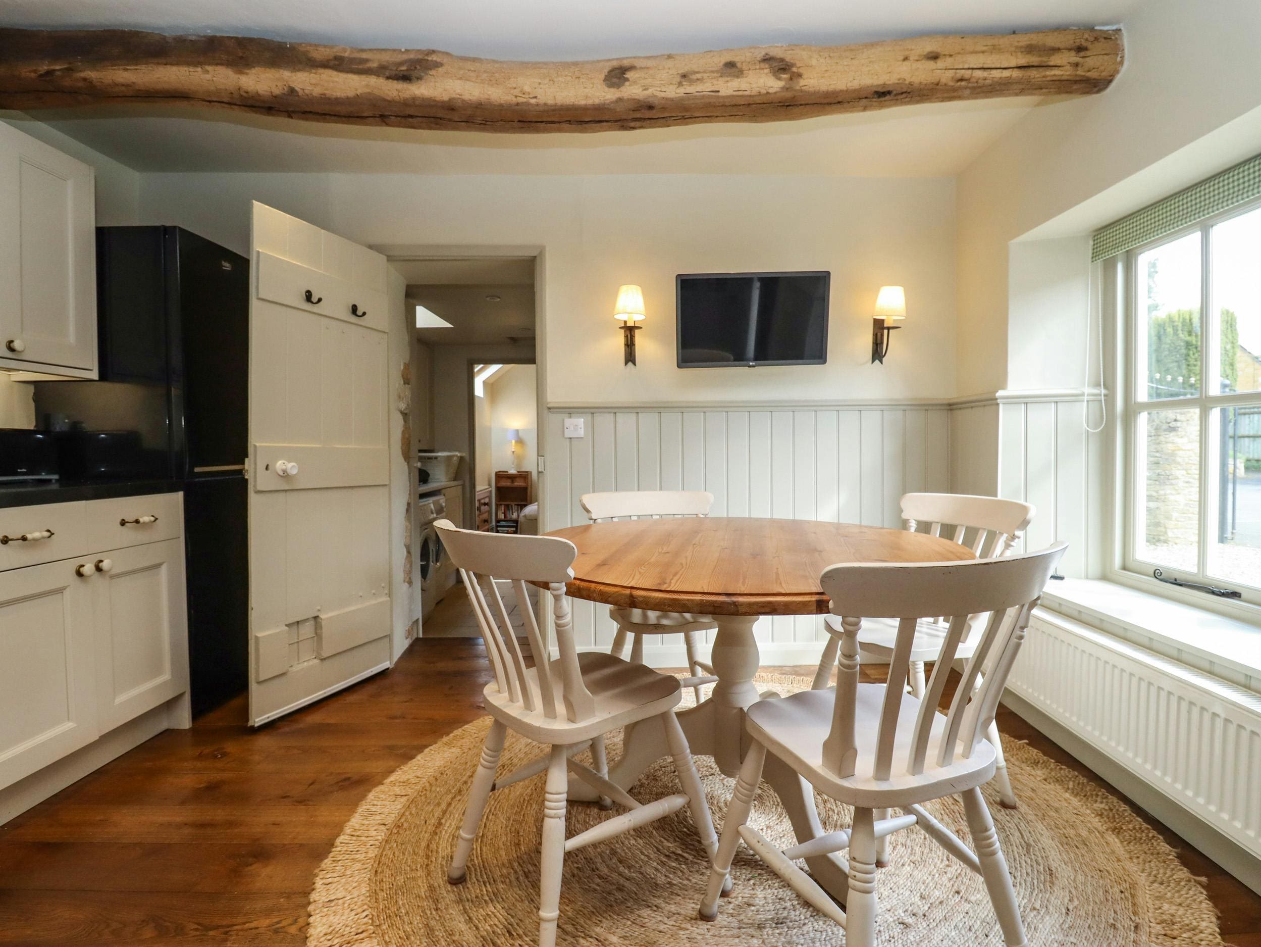 Cottage Nympsfield Bourton-on-the-Water: 5-Bedroom Family-Friendly Holiday Cottage with Garden, Bourton-on-the-Water