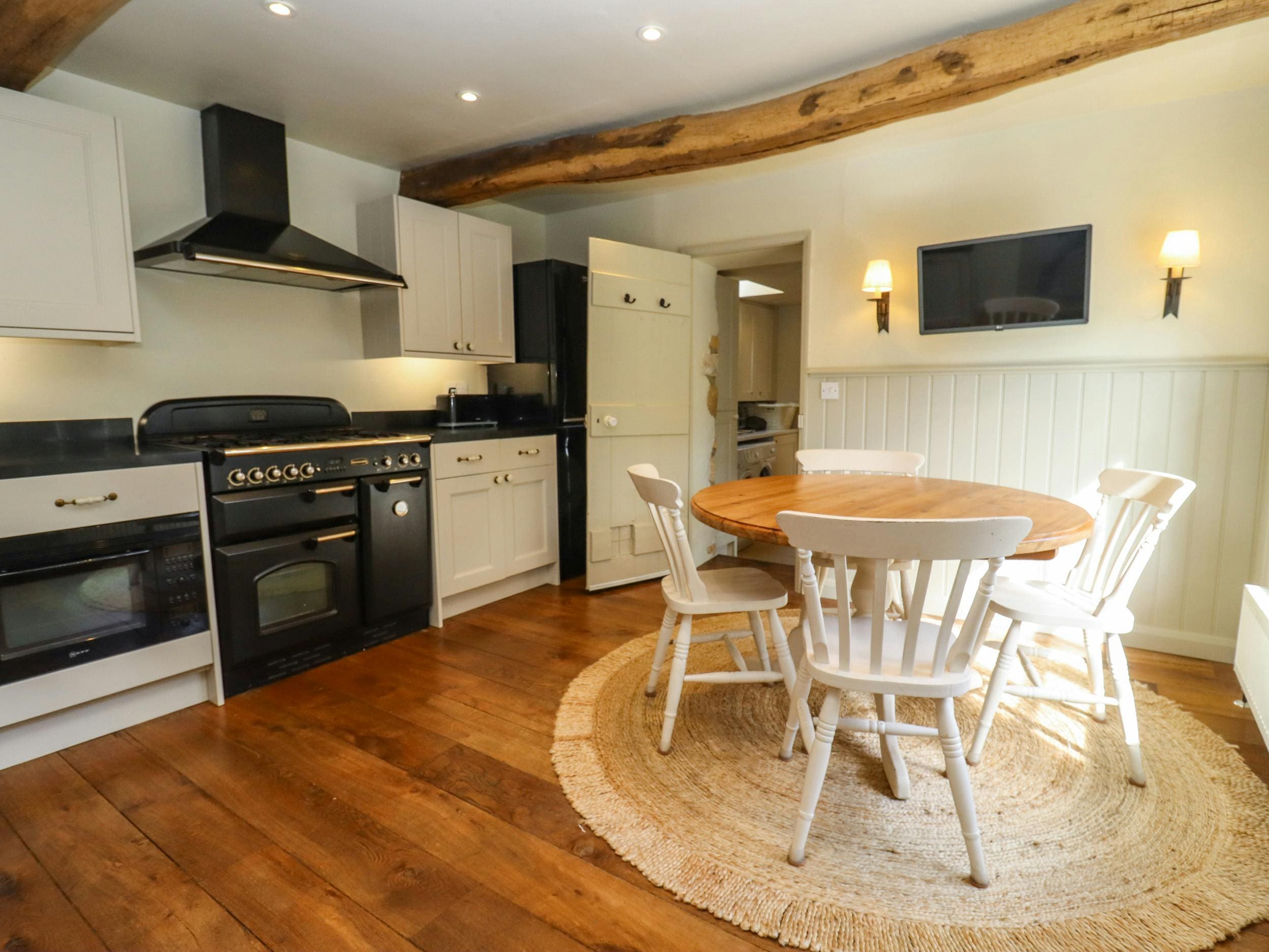Cottage Nympsfield Bourton-on-the-Water: 5-Bedroom Family-Friendly Holiday Cottage with Garden, Bourton-on-the-Water