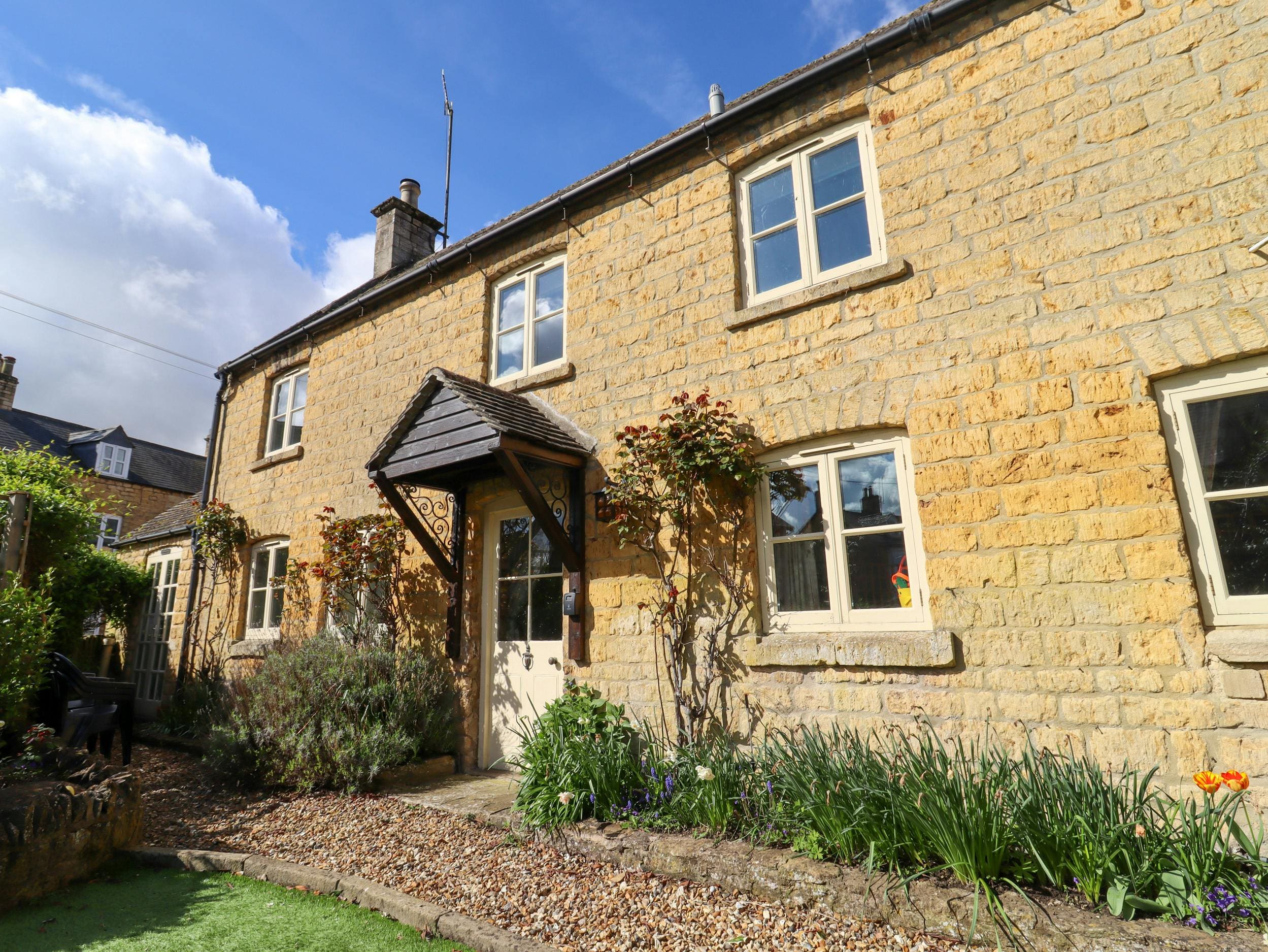 Cottage Nympsfield Bourton-on-the-Water: 5-Bedroom Family-Friendly Holiday Cottage with Garden, Bourton-on-the-Water