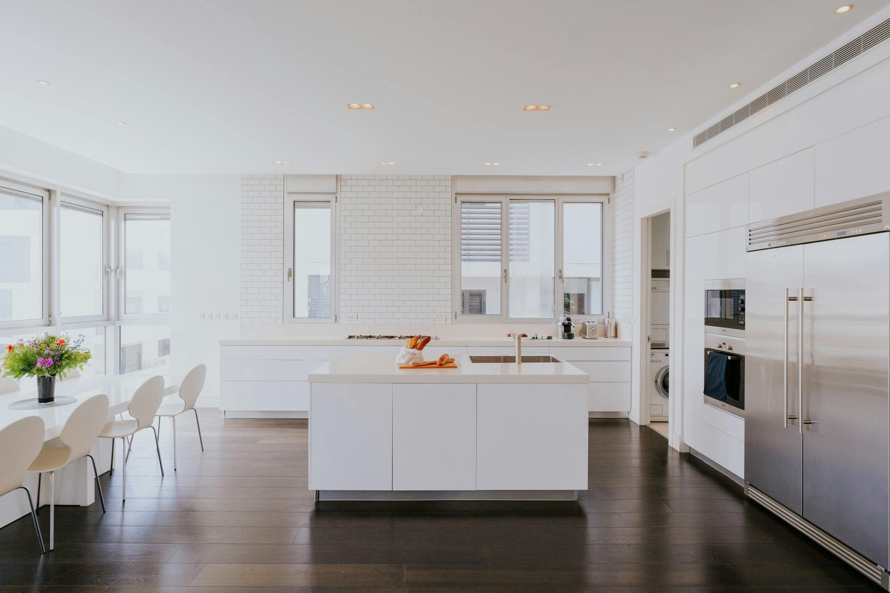 Dahlia Bialik: Spacious 4-Bedroom Apartment Just Minutes from the Beach, Tel Aviv