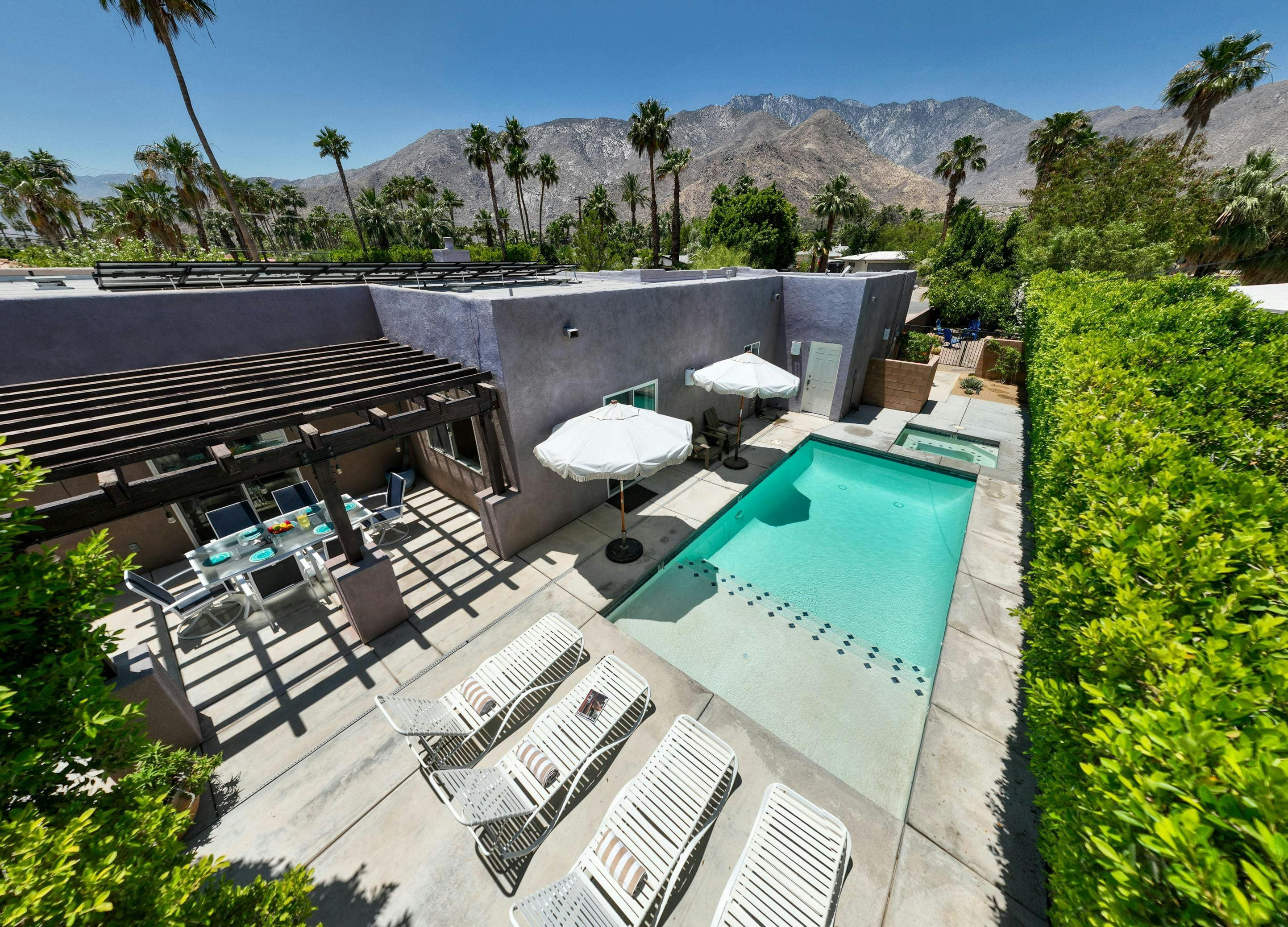 Desert Vista Retreat: Luxury 3-Bedroom Villa with Private Pool and Hot Tub, Palm Springs