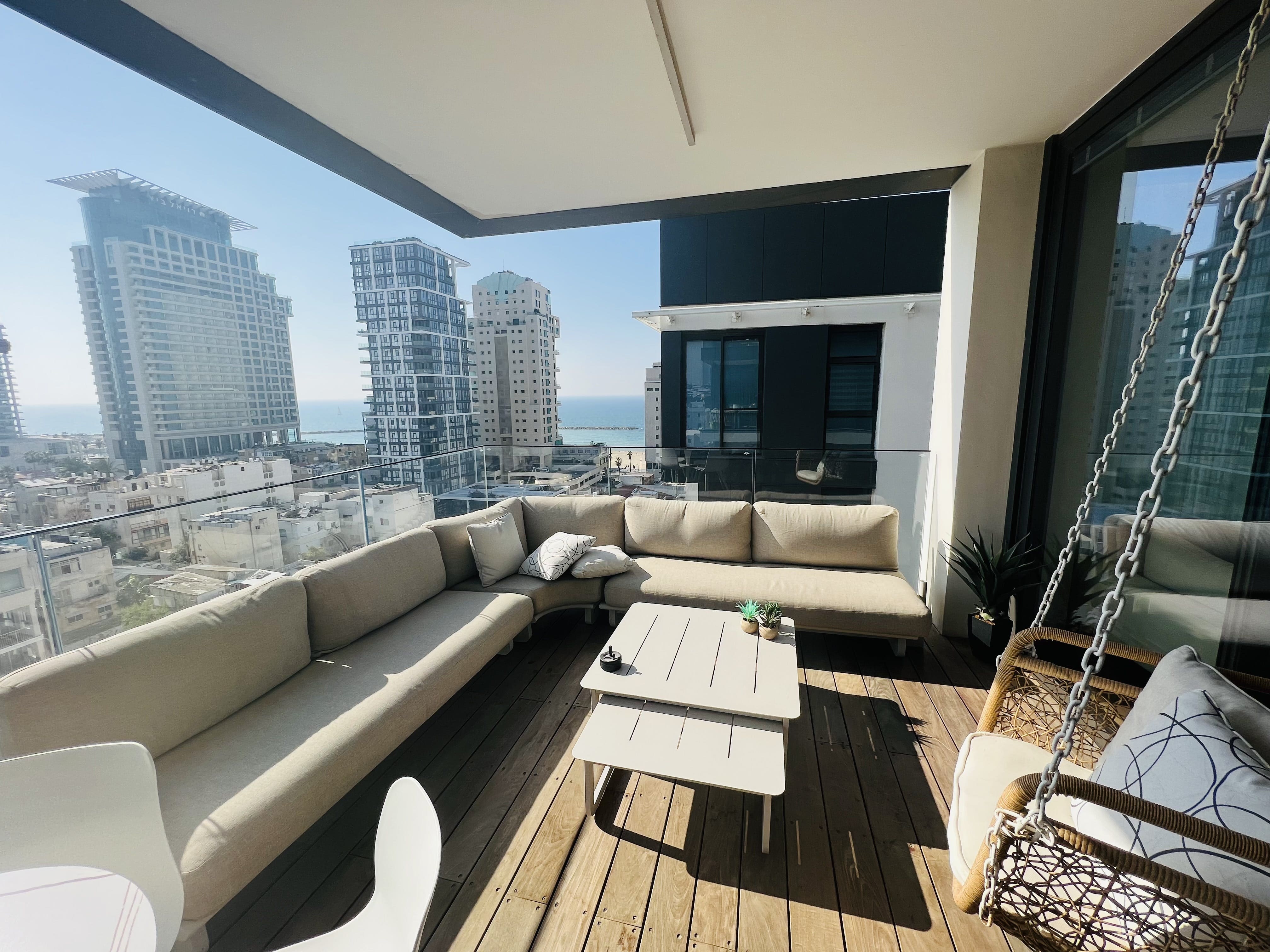 Dira Geula Tel-Aviv: Seaview 3-Bedroom Apartment with Beach Access, Tel Aviv