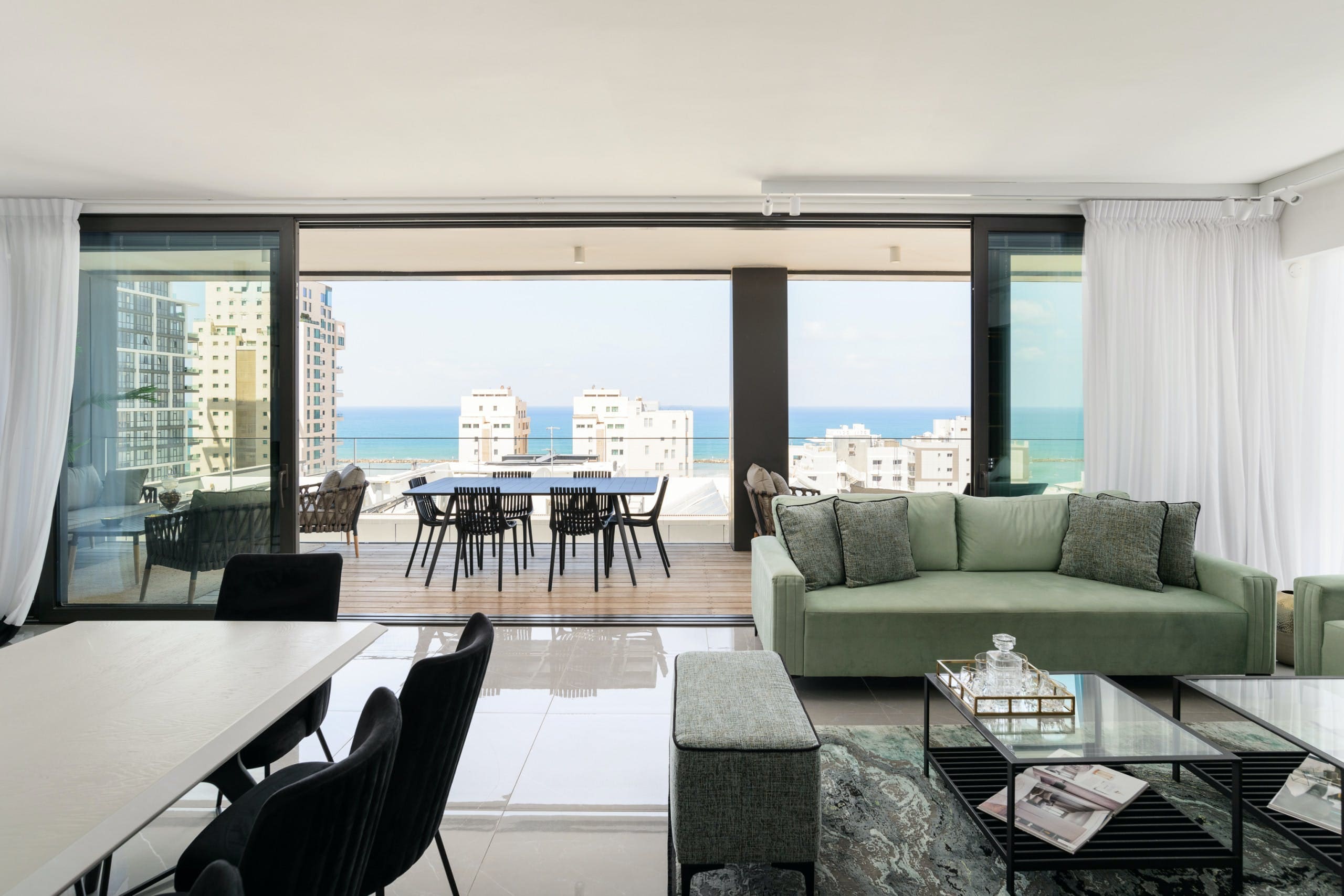 Dira Shuk Tel Aviv: Elegant 4-Bedroom Luxury Apartment with Seaview, Tel Aviv