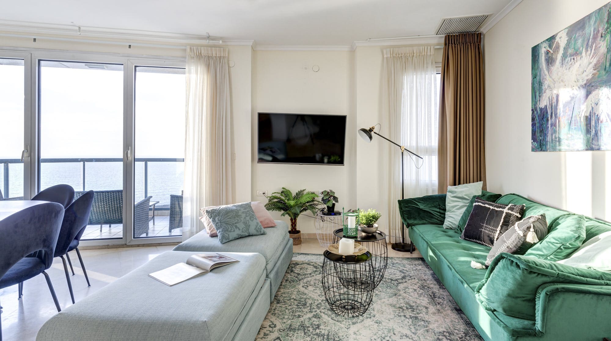 Domei Yam: Luxury 3-Bedroom Apartment with Sea Views, Tel Aviv