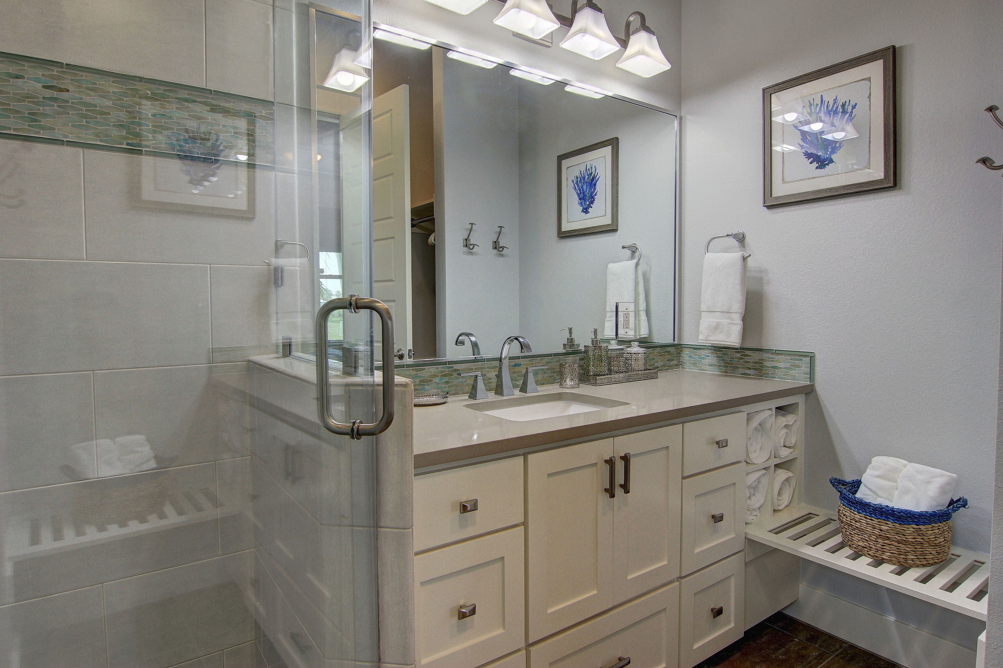 Dune Vista Retreat: Spacious Villa with Resort Amenities, Austin