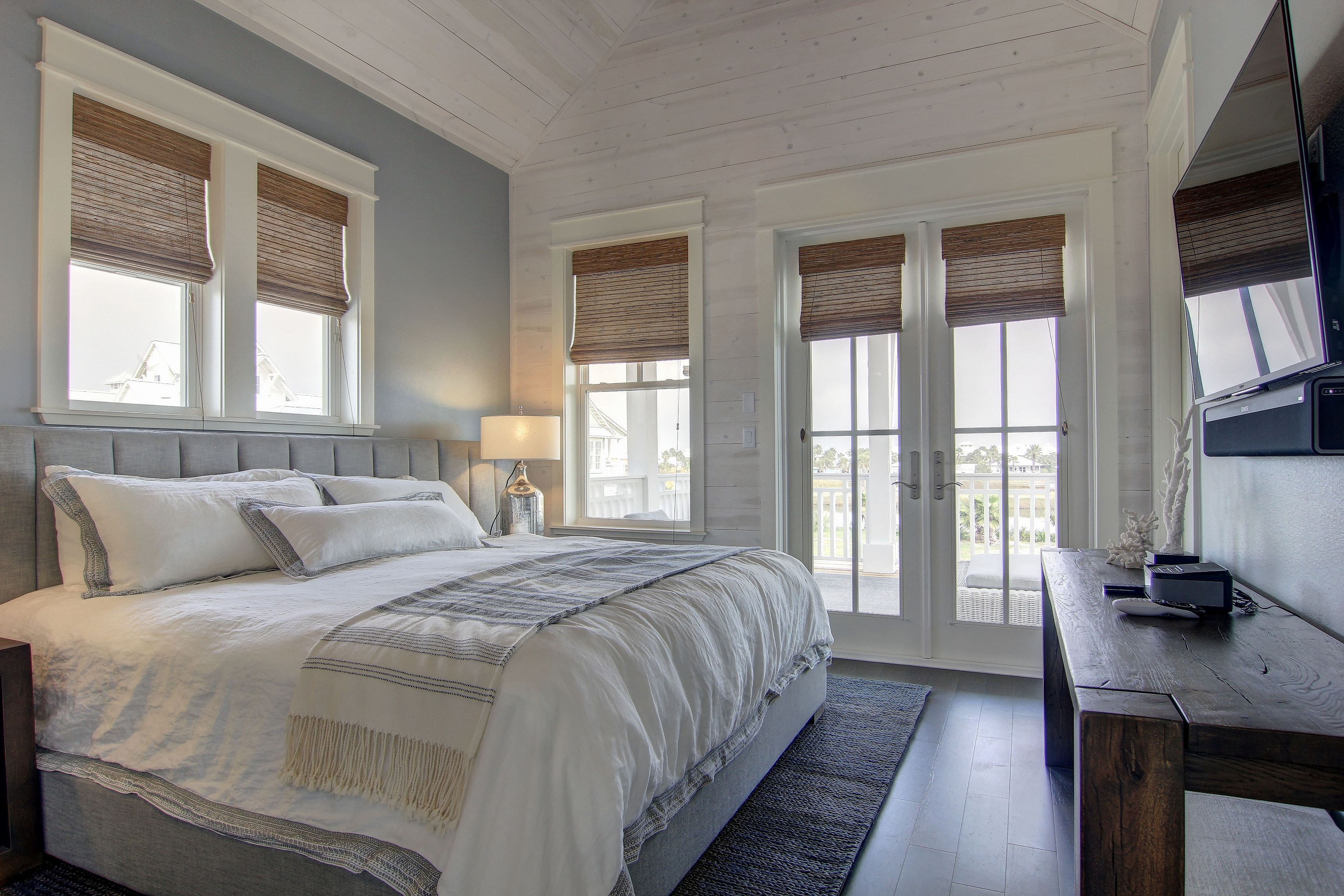 Dune Vista Retreat: Spacious Villa with Resort Amenities, Austin