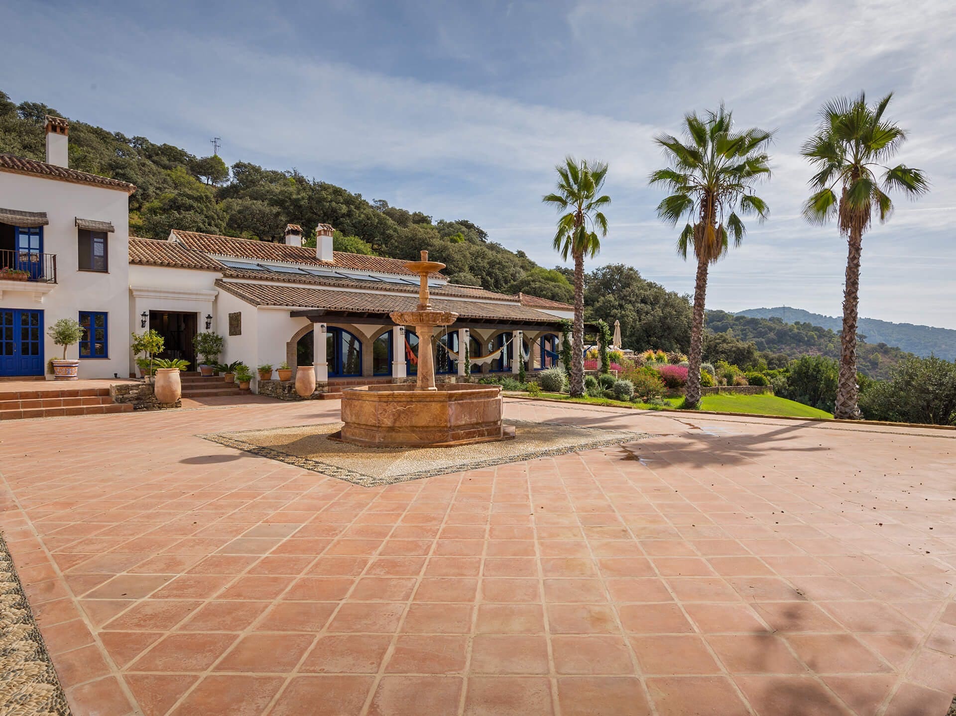 El Refugio del Sol: Stunning 6-Bedroom Luxury Villa Rental with Private Pool, Marbella