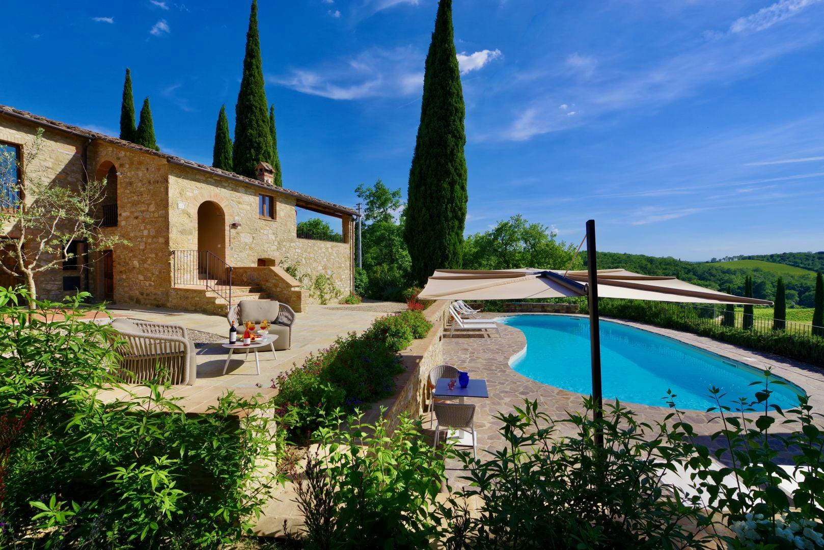 Fattoria Albarese Chianti: Spacious 5-Bedroom Villa with Pool and Vineyard Views, Chianti