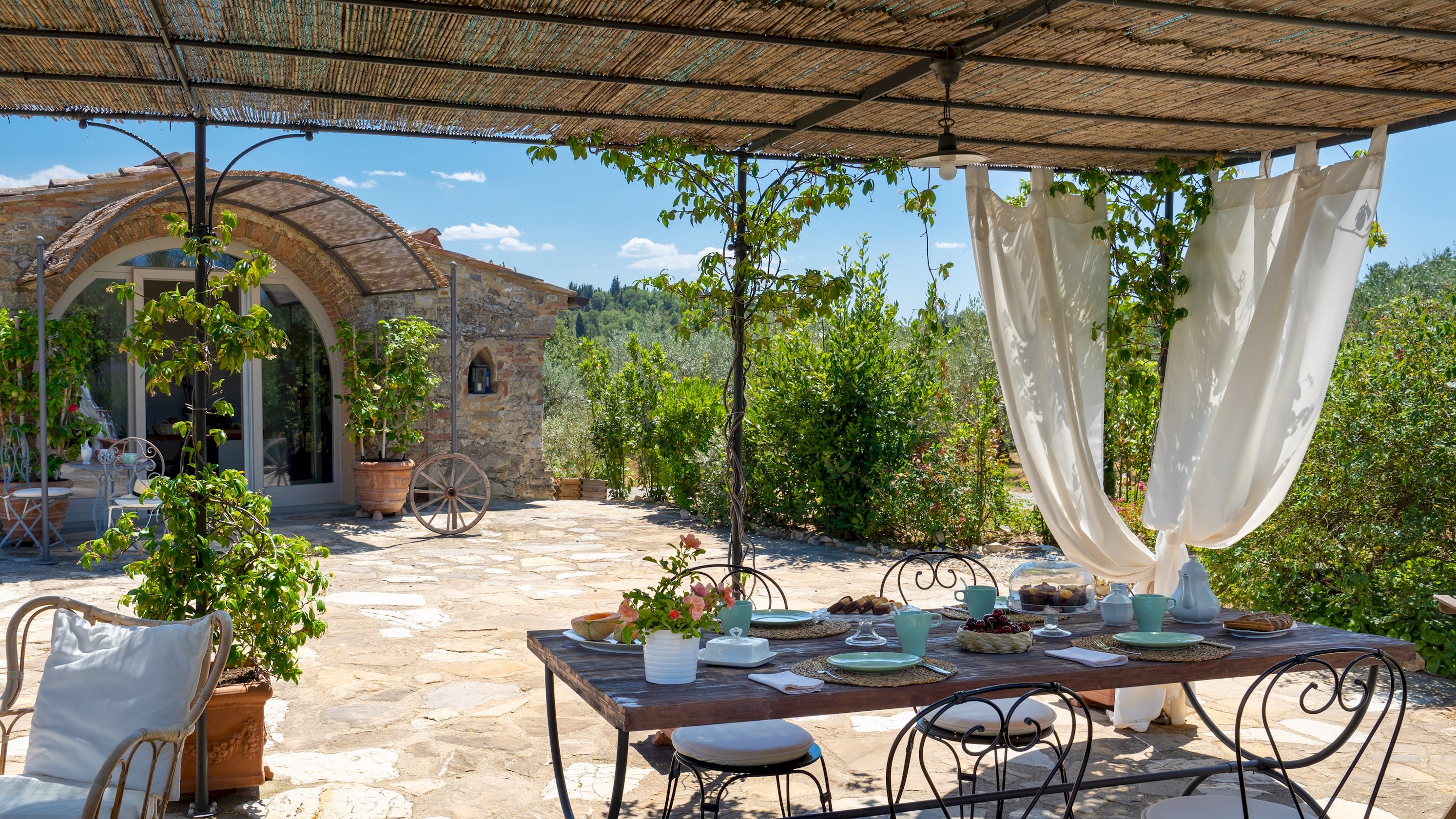 Fattoria Badia Chianti: Charming 2-Bedroom Apartment with Pool in Chianti, Tuscany