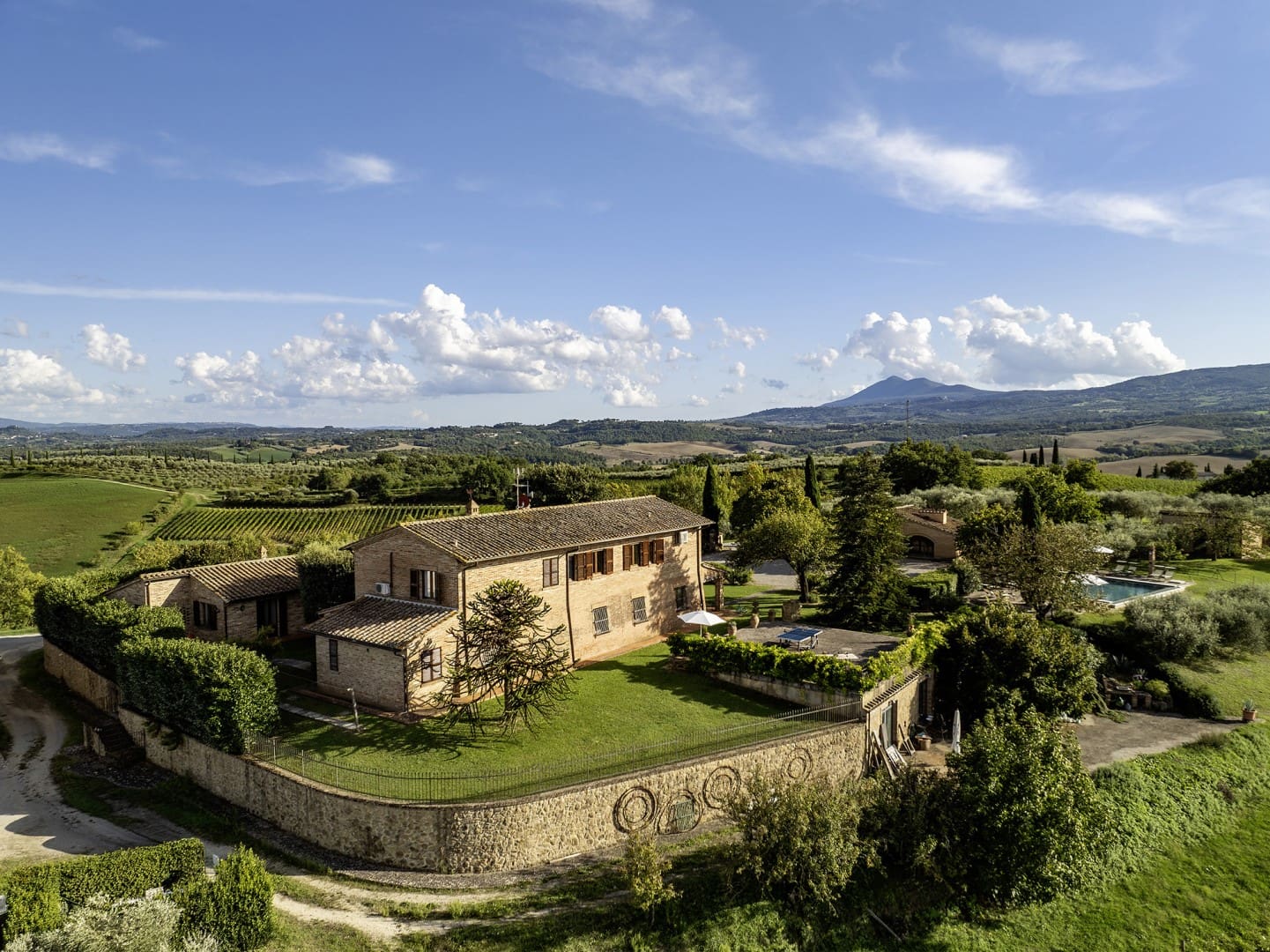 Fattoria Cenina Sarteano: 7-Bedroom Tuscan Villa with Infinity Pool, Sarteano