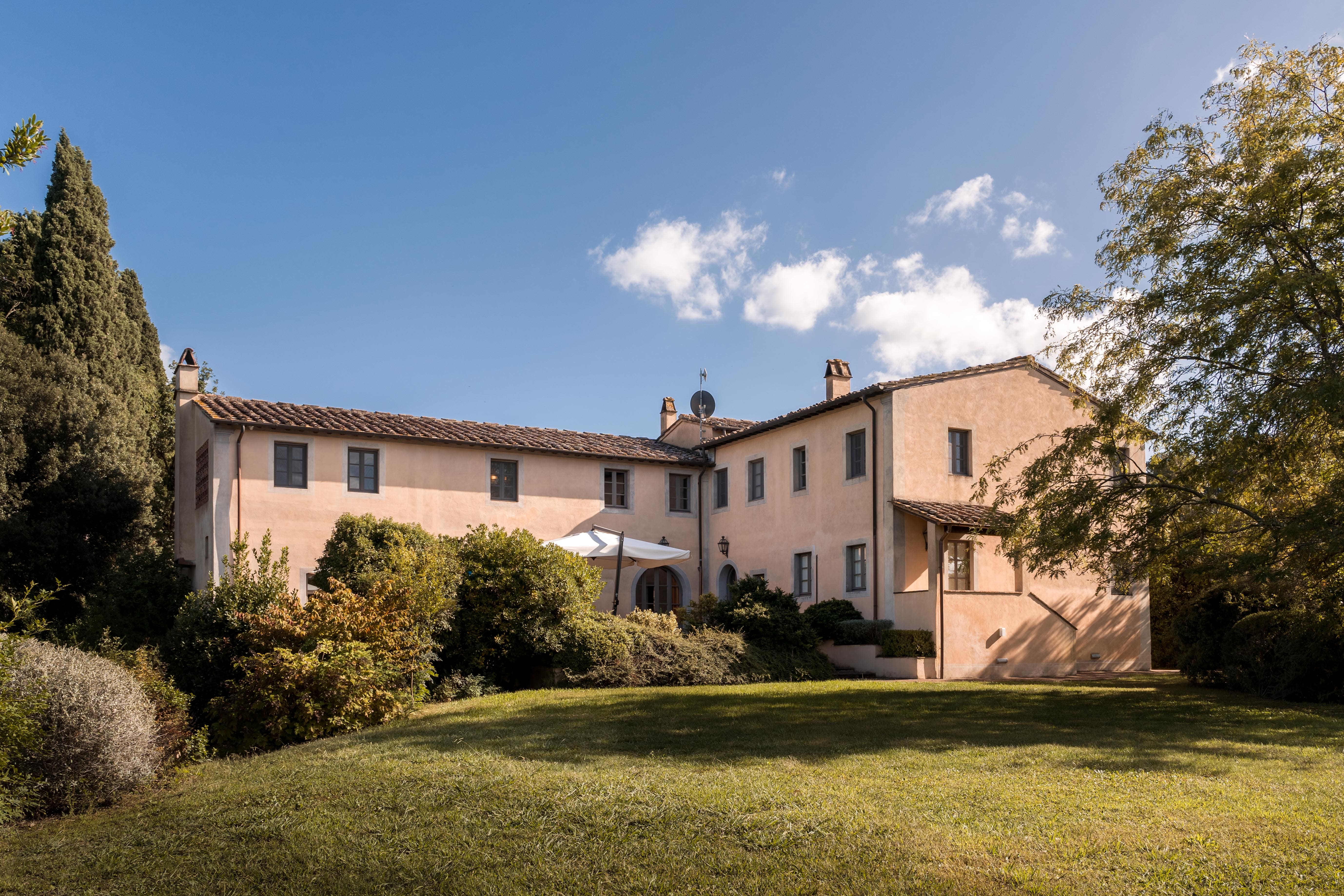 Fattoria Chianti Siena Italy: Spacious 8-Bedroom Apartment with Private Pool, Tuscany