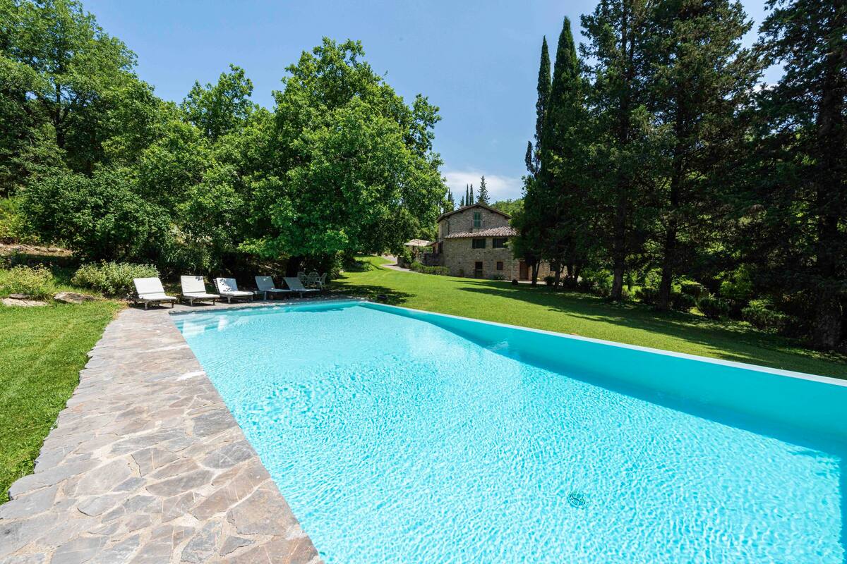 Fattoria Chianti Siena: Luxury 5-Bedroom Villa with Infinity Pool, Siena Province