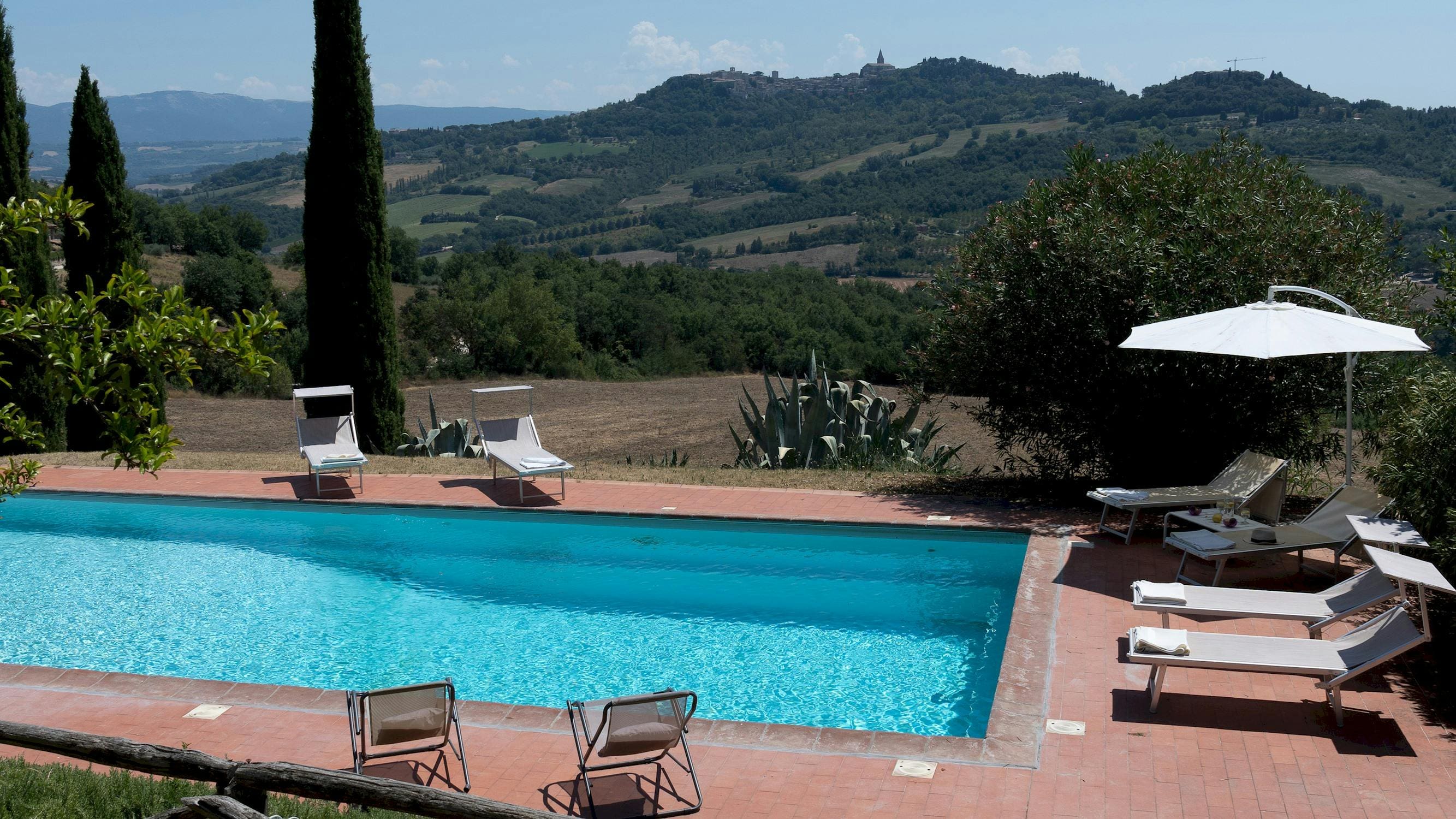 Fattoria Cipresso Todi: Charming 5-Bedroom Villa with Pool and Countryside Views, Todi