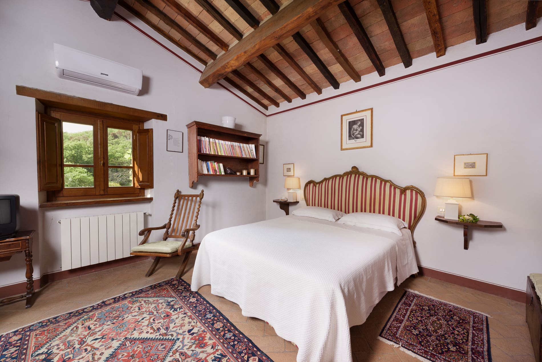 Fattoria Il Falconiere Cortona: Charming 3-Bedroom Apartment with Pool and Countryside Views, Tuscany Cortona