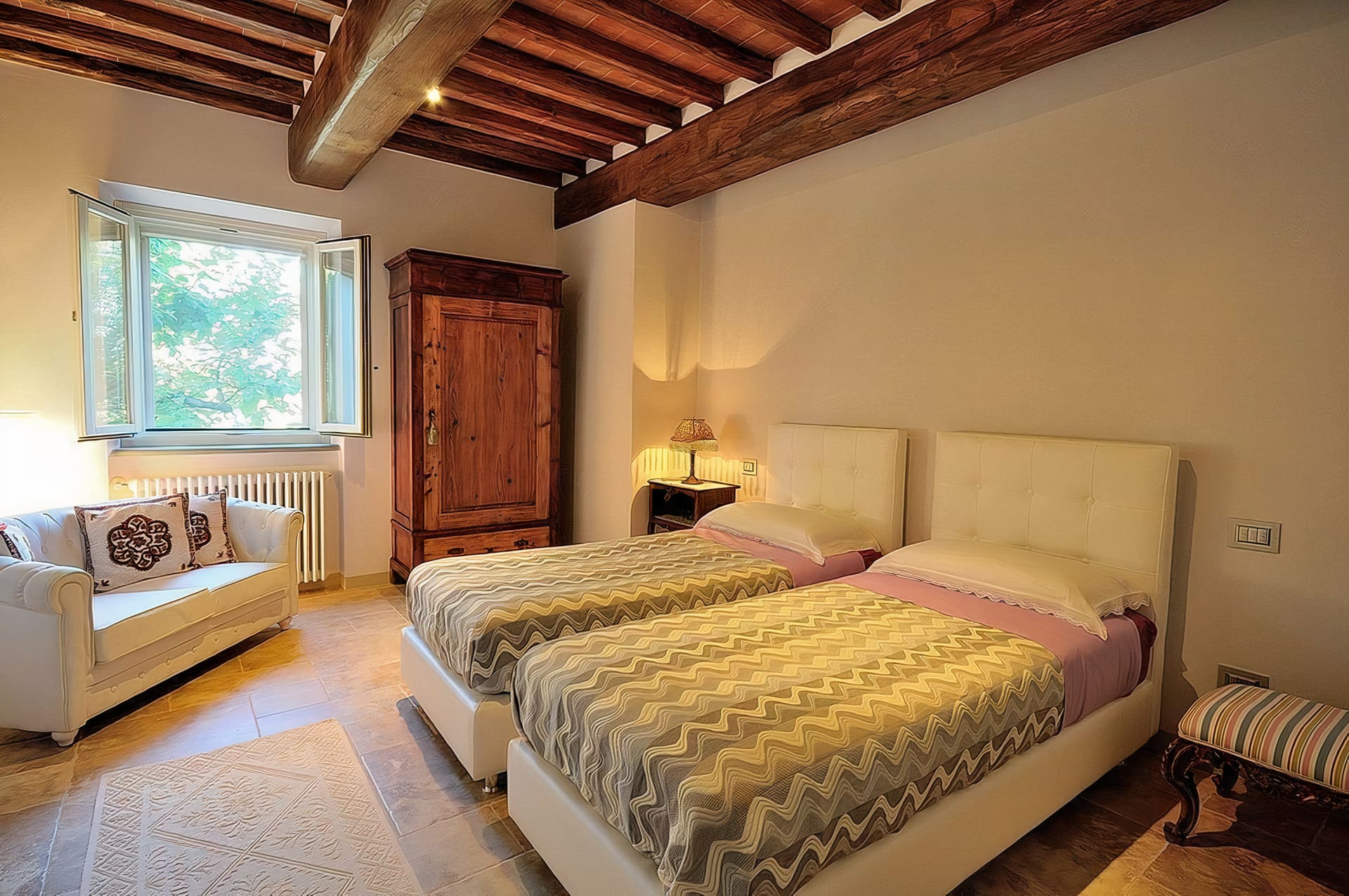 Fattoria Montecchio Cortona: Spacious 6-Bedroom Luxury Apartment with Pool, Cortona