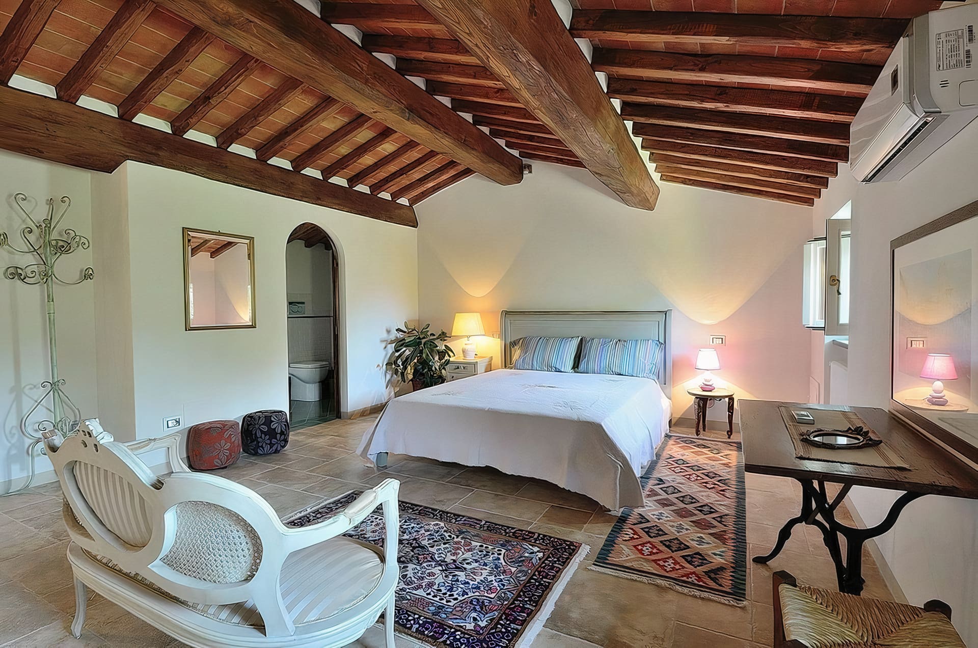 Fattoria Montecchio Cortona: Spacious 6-Bedroom Luxury Apartment with Pool, Cortona