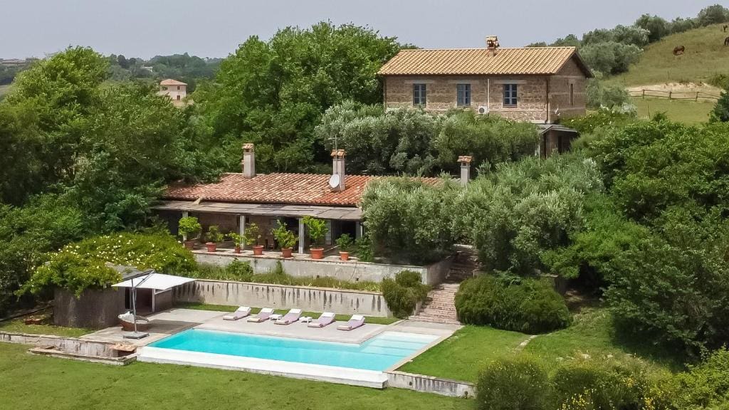 Fattoria Montefiascone Viterbo: Elegant 7-Bedroom Villa with Swimming Pool, Viterbo