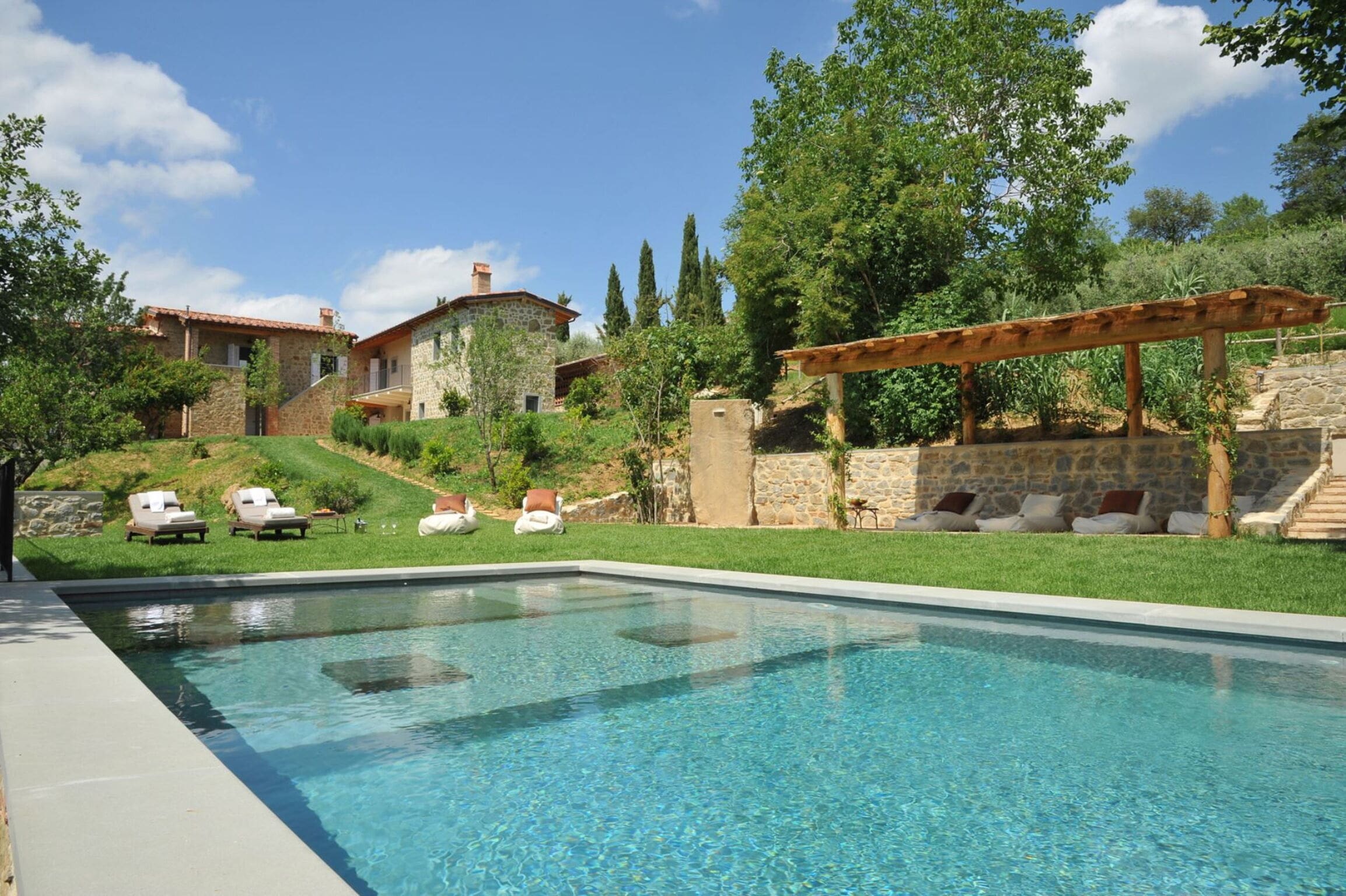 Fattoria Moraiolo Umbria: Spacious 6-Bedroom Apartment with Pool, Umbria