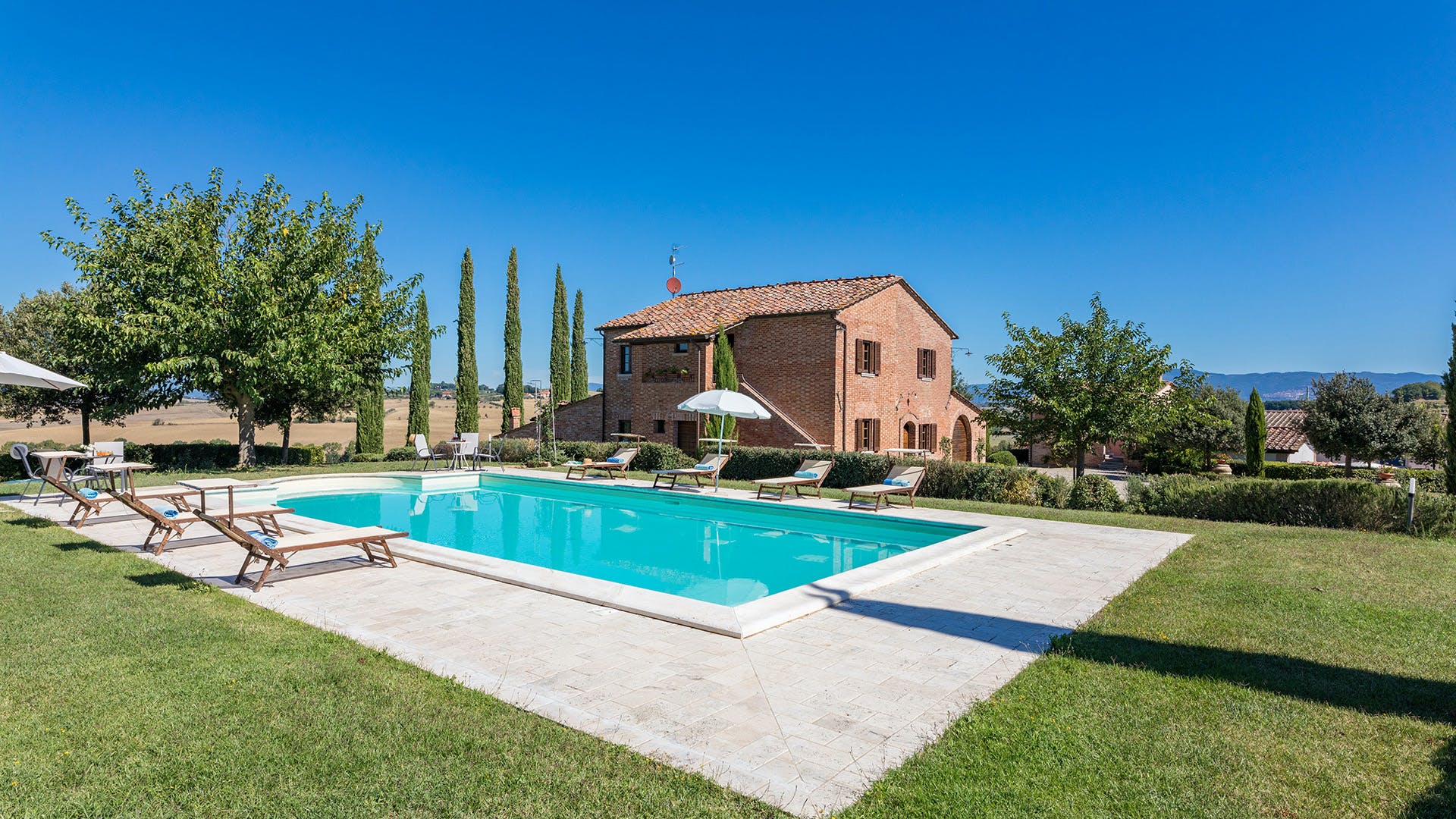 Fattoria Poggiano Montepulciano: Spacious 5-Bedroom Apartment with Pool and Hot Tub, Montepulciano