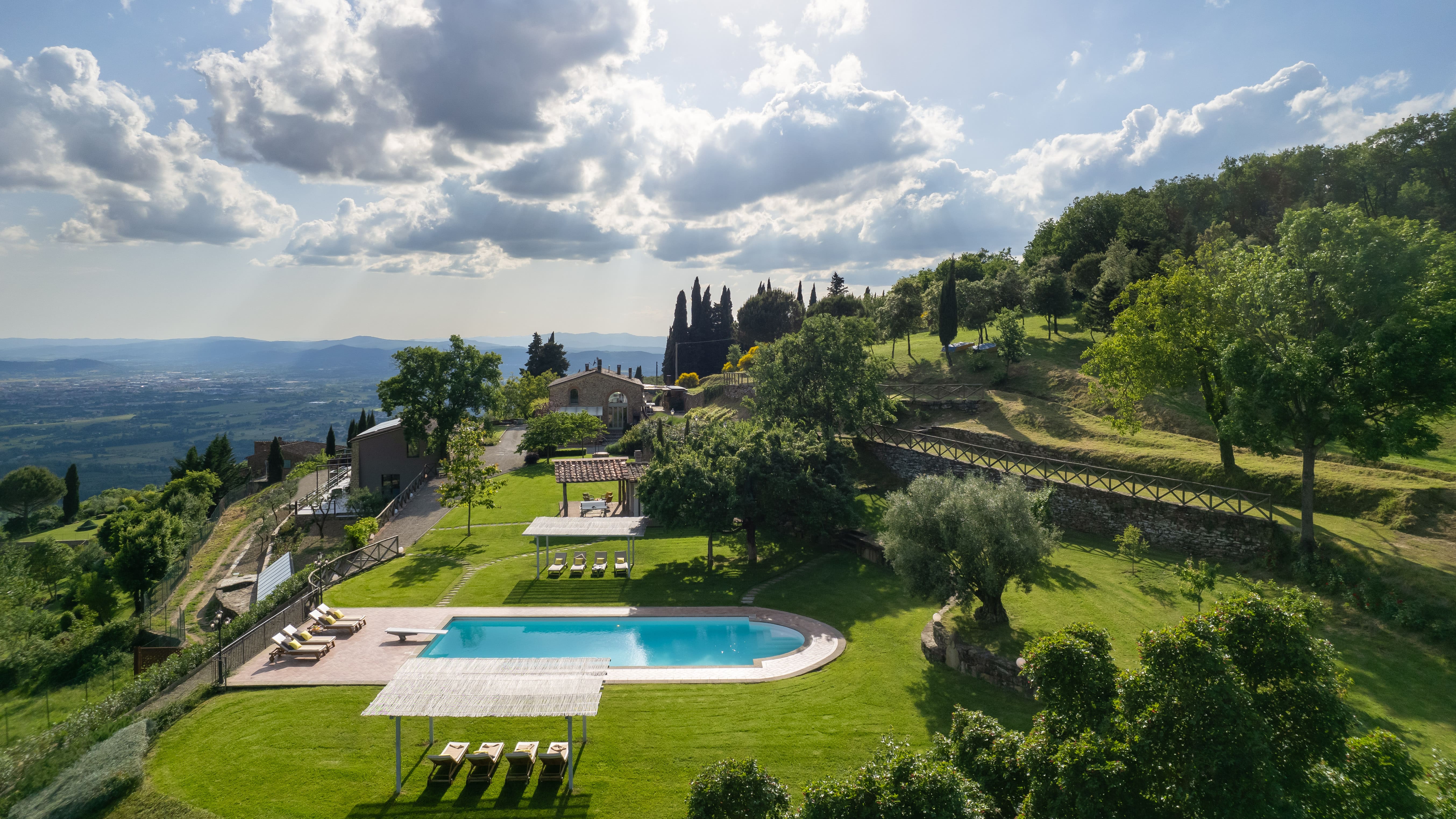 Fattoria Poggio Arezzo Arezzo: Spacious 6-Bedroom Apartment with Pool and Countryside Views, Arezzo